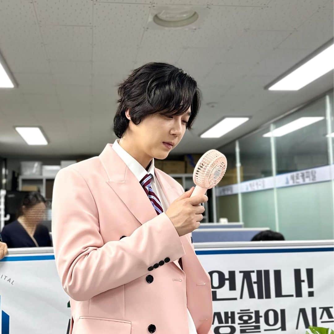 ユン・ジョンフンのインスタグラム：「⠀ 이따봐요 ☺️ ⠀ #7인의탈출」