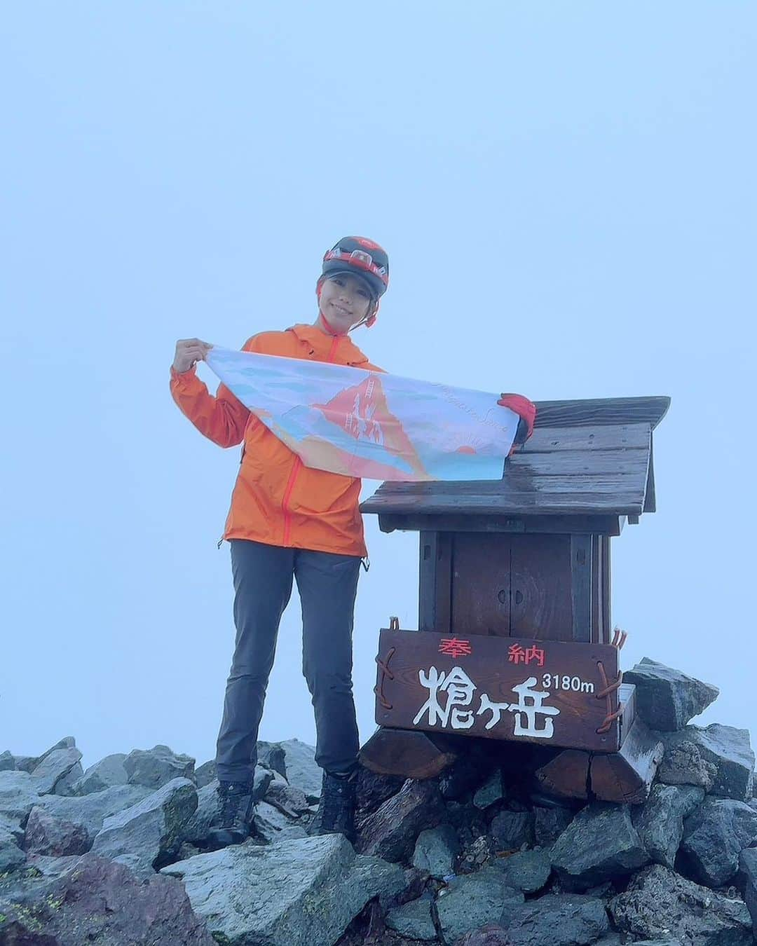 桐谷蝶々のインスタグラム：「⛰️槍ヶ岳DAY3⛰️  2023年9月の思い出  4時起床 5時山頂アタック！ 雨はパラパラしてましたが、風が止んだので登れました⛰️  岩登るのめっちゃ楽しかった🥰 登れて嬉しいーーー！！！！！ ハシゴも怖いかなと思ったけど大丈夫でした！ でも落ちると死ぬのでめちゃくちゃ気をつけて登りました！  山頂は狭いので、ささっと写真撮ってすぐ降ります。 （槍の穂先は登りと下りのコースが分かれてます）  ガスってて何も見れなかったので、また登りに行きたいです！  最終日は一気に約1500mの標高差をくだり…明神あたりで、いやこりゃ疲れたなってなりました笑  📝槍ヶ岳（やりがたけ）3180m 日本百名山、日本で5番目に高い山  #登山 #登山初心者 #槍ヶ岳登山 #槍ヶ岳 #山 #山登り #長野 #上高地 #徳沢園 #徳沢  #槍沢ロッヂ」