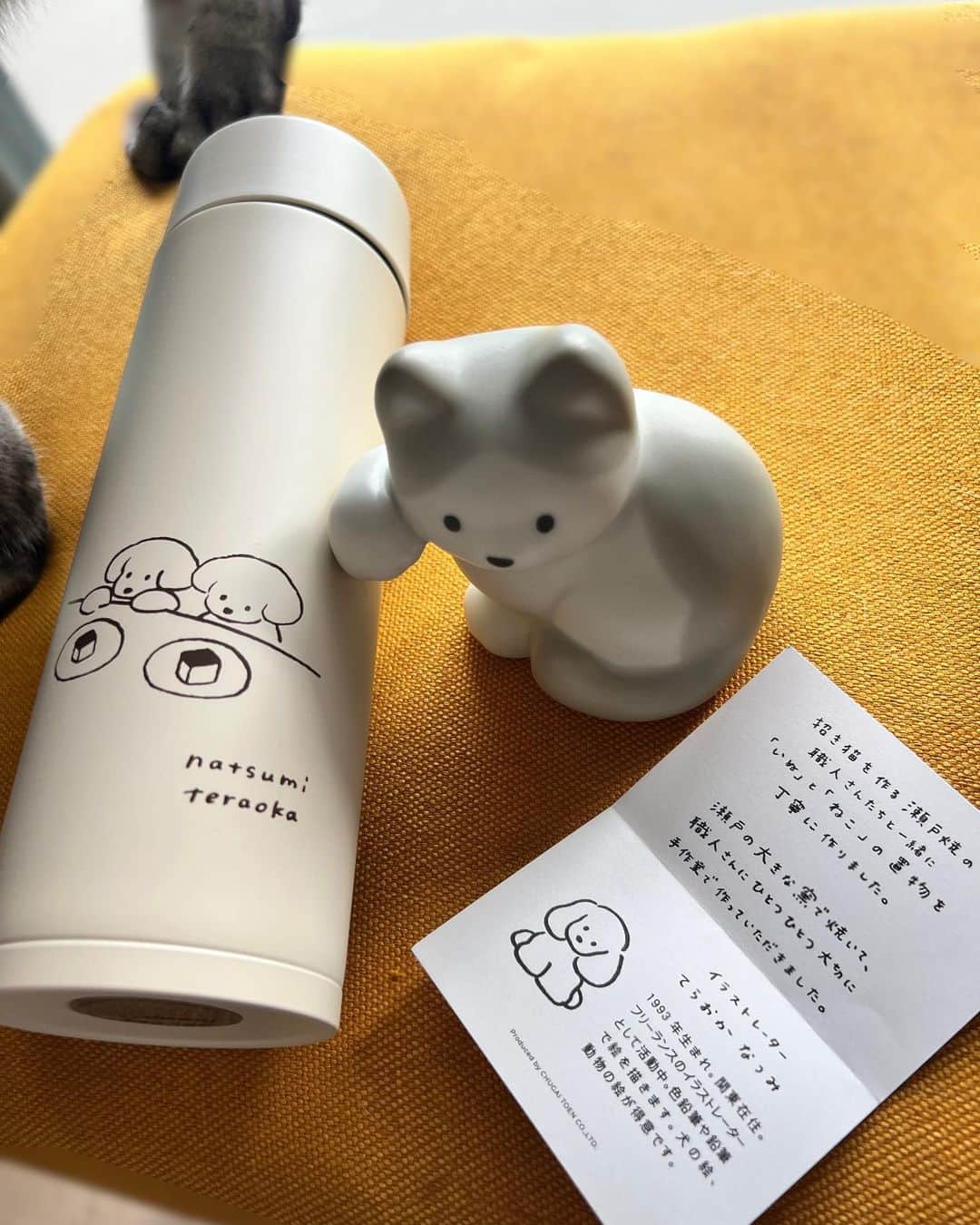 伊織もえのインスタグラム：「ねこさんの焼き物とわんさんの水筒ゲットしたー！🥳  てらおかさんのイラストが立体になってるの可愛くてお家のよく見えるところに飾ってるよ🐈🐈」