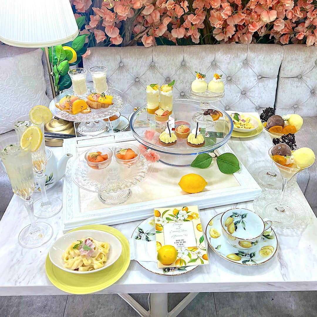 柴本愛沙さんのインスタグラム写真 - (柴本愛沙Instagram)「❤︎ Lemon and Orange Citrus Afternoon Tea🍋 えみみんちゃんと表参道のオートクチュールカフェで アフタヌーンティーしてきました♡ 四季の自然に合わせた内装で季節感が楽しめます。 今の時期はイエローとグリーンの世界🌿 爽やかな柑橘スイーツとお食事のセイボリー 最高すぎました♡ 11月からは真っ赤な紅葉とマロンの世界になるみたい。 内装が変わるたび、行きたくなっちゃいます。 気づけばもうすぐHalloweenですね🎃早いなー  #アフタヌーンティー #アフタヌーンティー専門店 #ヌン活 #オートクチュールカフェ #オートクチュールカフェ表参道 #表参道カフェ #表参道ランチ #表参道カフェ巡り #表参道カフェめぐり #hautecouturecafe #アフタヌーンティー巡り #アフタヌーンティー部 #アフタヌーンティー東京 #レモンスイーツ #カフェめぐり #四季を楽しむ暮らし #あいさスイーツ」10月21日 20時28分 - aisa_shibamoto