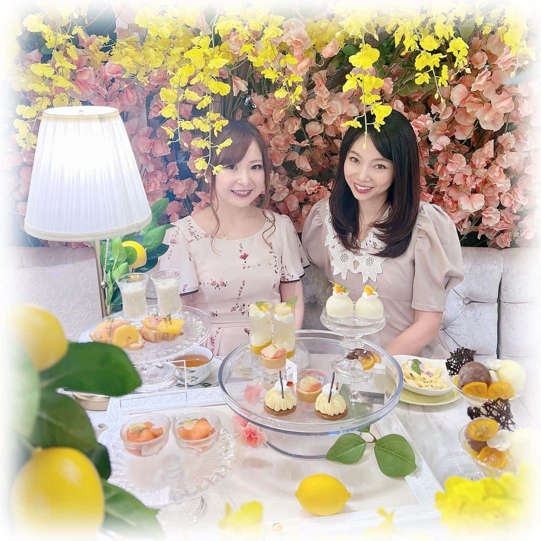 柴本愛沙さんのインスタグラム写真 - (柴本愛沙Instagram)「❤︎ Lemon and Orange Citrus Afternoon Tea🍋 えみみんちゃんと表参道のオートクチュールカフェで アフタヌーンティーしてきました♡ 四季の自然に合わせた内装で季節感が楽しめます。 今の時期はイエローとグリーンの世界🌿 爽やかな柑橘スイーツとお食事のセイボリー 最高すぎました♡ 11月からは真っ赤な紅葉とマロンの世界になるみたい。 内装が変わるたび、行きたくなっちゃいます。 気づけばもうすぐHalloweenですね🎃早いなー  #アフタヌーンティー #アフタヌーンティー専門店 #ヌン活 #オートクチュールカフェ #オートクチュールカフェ表参道 #表参道カフェ #表参道ランチ #表参道カフェ巡り #表参道カフェめぐり #hautecouturecafe #アフタヌーンティー巡り #アフタヌーンティー部 #アフタヌーンティー東京 #レモンスイーツ #カフェめぐり #四季を楽しむ暮らし #あいさスイーツ」10月21日 20時28分 - aisa_shibamoto