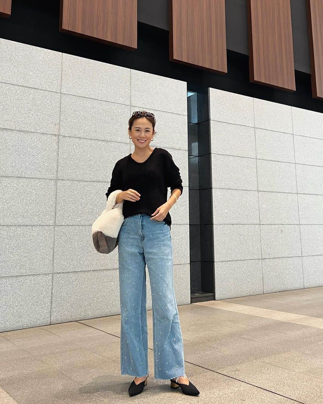 のインスタグラム：「#outfit . . パールが散りばめられたデニム👖✨ デニム×パールの組み合わせのバランスがお気に入りです！  ややワイドめなストレートシルエットも脚を綺麗に見せてくれます！ 存在感のあるデニムはコーデの主役に☺️  こちらは先行受注会でも大人気だったデニムで、再販売がスタートしていたのでぜひチェックしてみてください🤩  @reedit_offical @meism_official_  #MEISM #ミズム #reedit #リエディ #リエディスタ #エシカルファッション #サステナブル #SDGs #骨格ウェーブ #高身長コーデ #ユニクロ #ジーユー #ザラ #uniqlo #gu #zara」