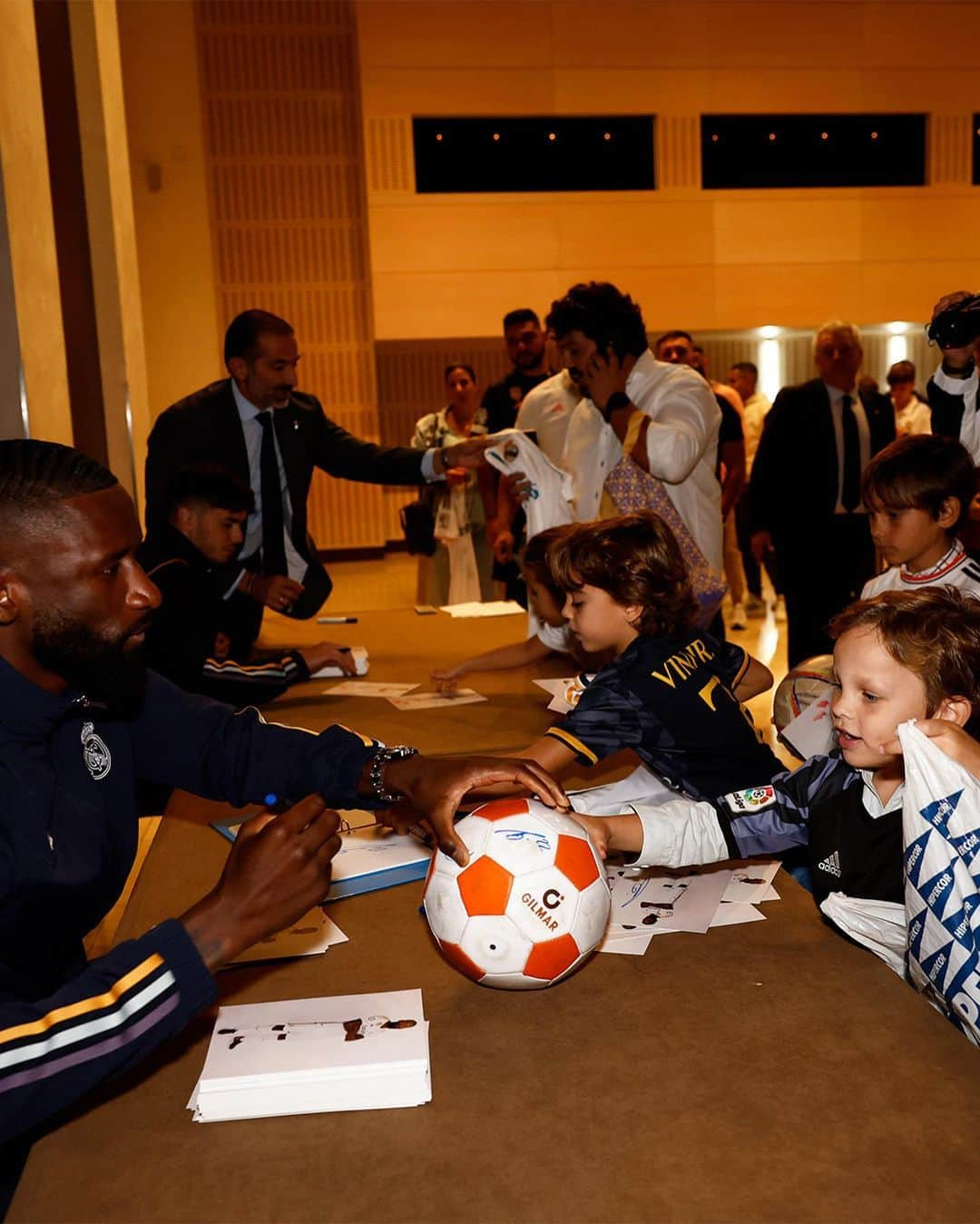 レアル・マドリードさんのインスタグラム写真 - (レアル・マドリードInstagram)「🤍 @Madridistas 🤝 @RealMadrid 🤍  ✍️ @ToniRuediger 📸 @Brahim #SevillaFCRealMadrid」10月21日 20時29分 - realmadrid