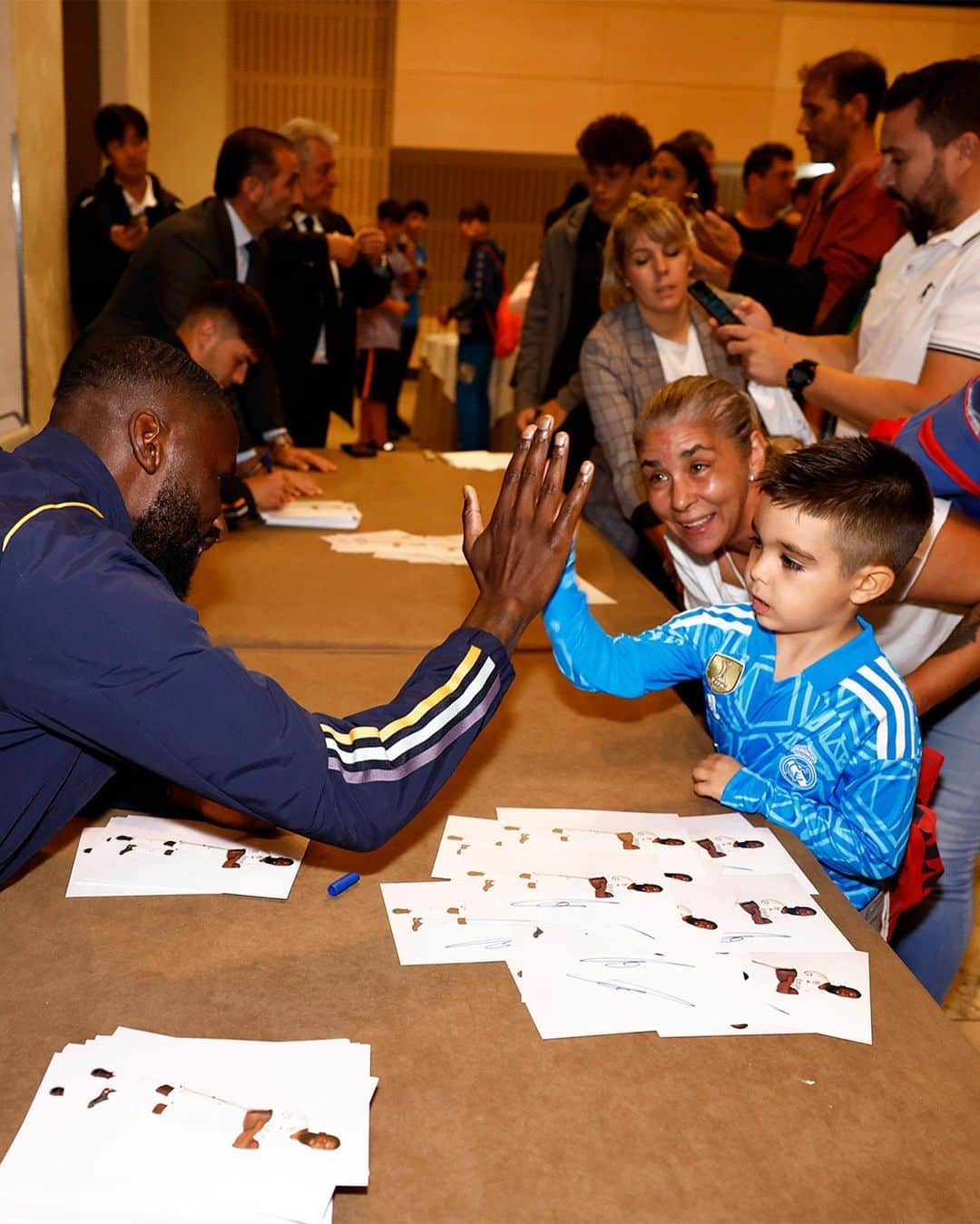 レアル・マドリードさんのインスタグラム写真 - (レアル・マドリードInstagram)「🤍 @Madridistas 🤝 @RealMadrid 🤍  ✍️ @ToniRuediger 📸 @Brahim #SevillaFCRealMadrid」10月21日 20時29分 - realmadrid