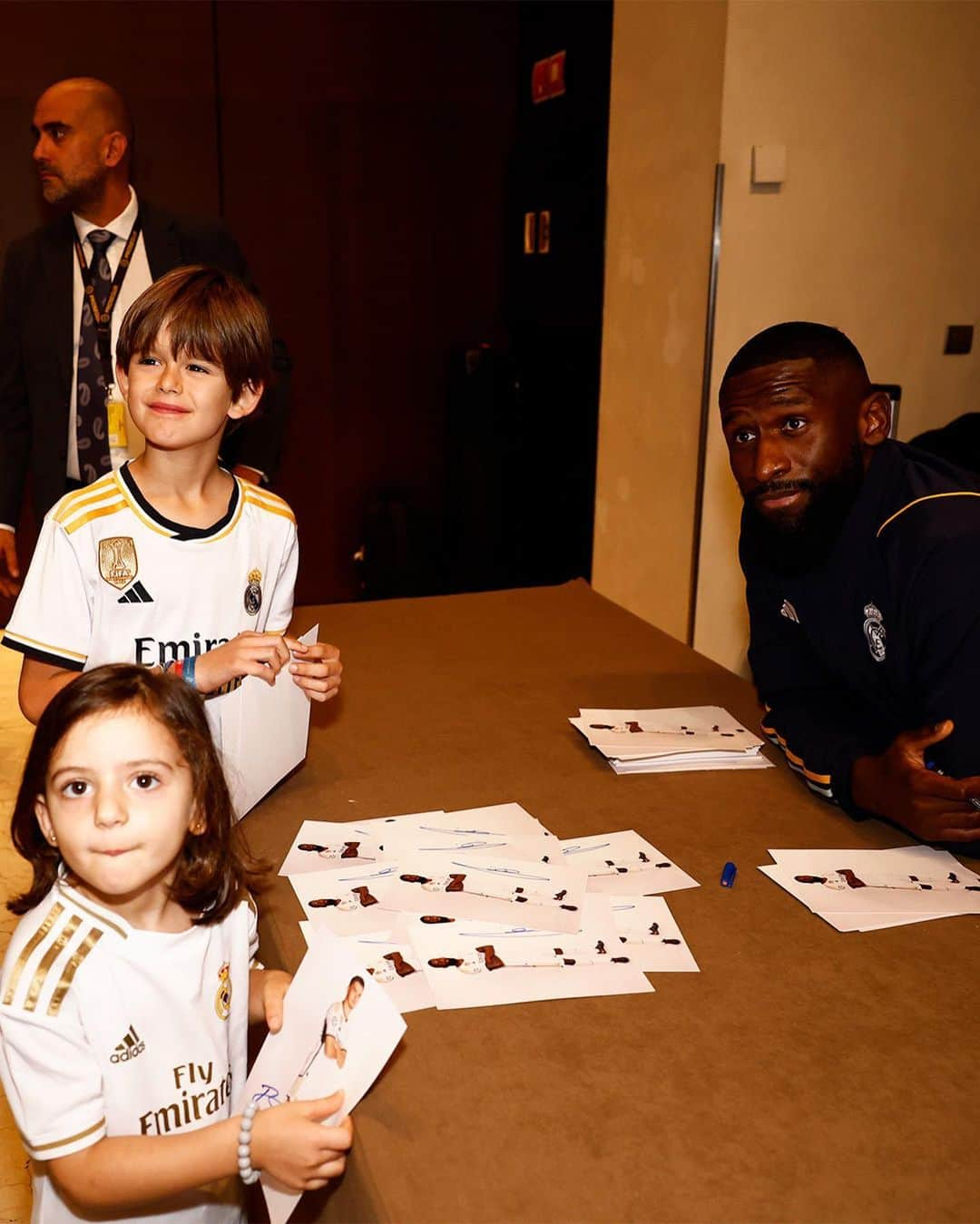 レアル・マドリードさんのインスタグラム写真 - (レアル・マドリードInstagram)「🤍 @Madridistas 🤝 @RealMadrid 🤍  ✍️ @ToniRuediger 📸 @Brahim #SevillaFCRealMadrid」10月21日 20時29分 - realmadrid