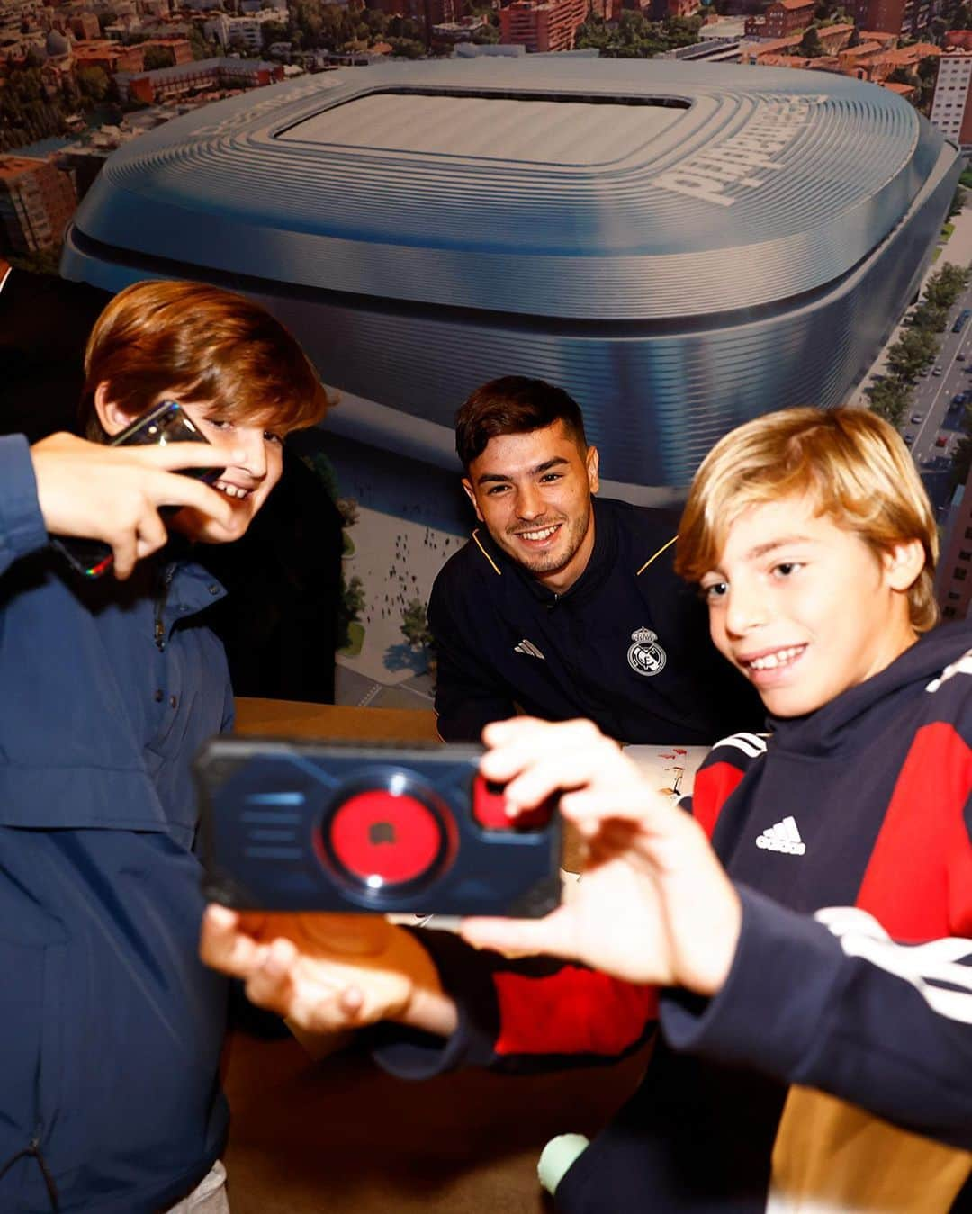 レアル・マドリードさんのインスタグラム写真 - (レアル・マドリードInstagram)「🤍 @Madridistas 🤝 @RealMadrid 🤍  ✍️ @ToniRuediger 📸 @Brahim #SevillaFCRealMadrid」10月21日 20時29分 - realmadrid