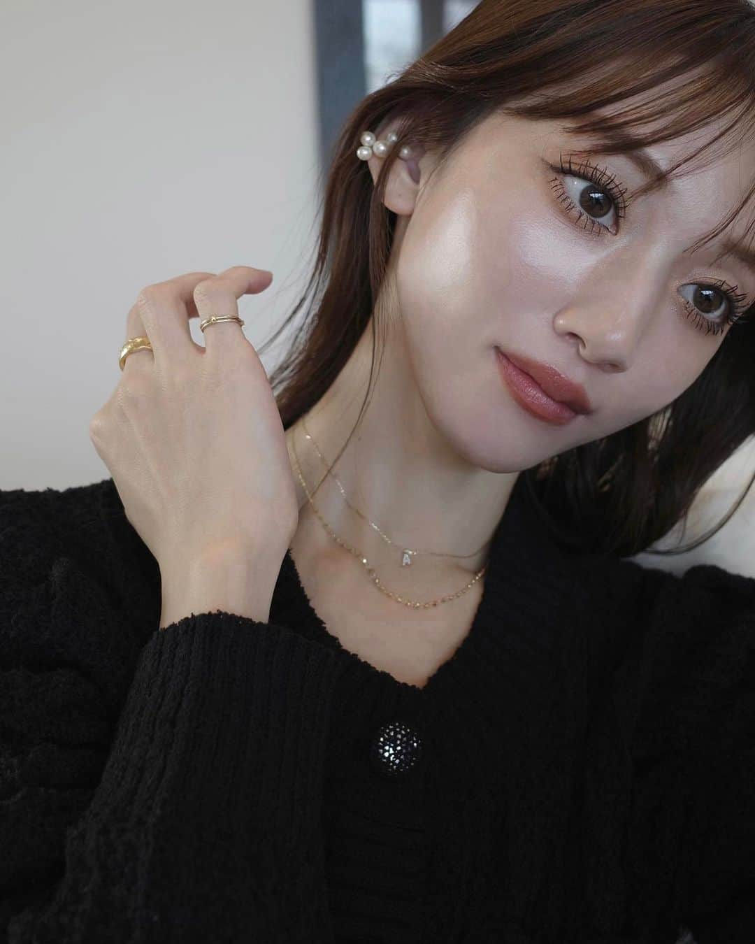 石元歩唯さんのインスタグラム写真 - (石元歩唯Instagram)「@aletta_jewelry_official  10K gold initial necklace A  小ぶりなイニシャルにダイヤモンドが入ったネックレス。  イニシャルを身に付けると、自分を認めてあげられるような、少し勇気を与えてくれる気がしていて、お守りのような存在に✨  こちらはスライドアジャスター付きなので襟元の開き具合に合わせて長さを調整できて、他のネックレスと重ね着けしたりとデイリーに愛用しています♡」10月21日 20時29分 - 518aichi