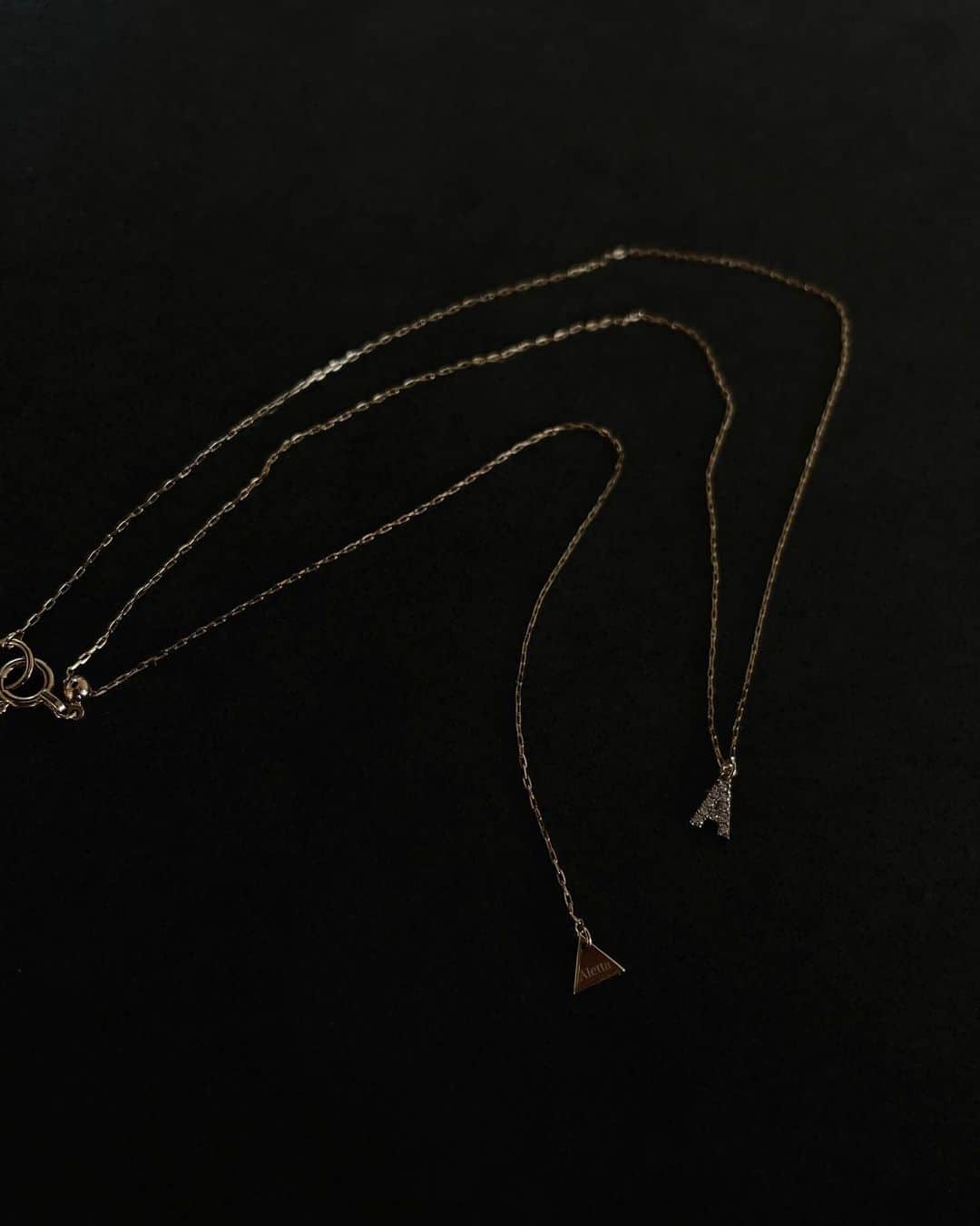 石元歩唯さんのインスタグラム写真 - (石元歩唯Instagram)「@aletta_jewelry_official  10K gold initial necklace A  小ぶりなイニシャルにダイヤモンドが入ったネックレス。  イニシャルを身に付けると、自分を認めてあげられるような、少し勇気を与えてくれる気がしていて、お守りのような存在に✨  こちらはスライドアジャスター付きなので襟元の開き具合に合わせて長さを調整できて、他のネックレスと重ね着けしたりとデイリーに愛用しています♡」10月21日 20時29分 - 518aichi