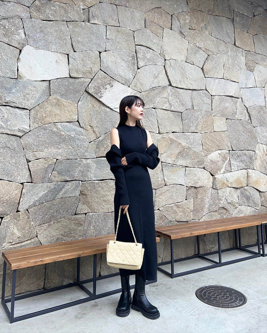 諭吉のインスタグラム：「今年のいちおしワンピ、、！ 冬のニットワンピが好きで毎年あつめちゃう私ですが 今回は @abitokyo_collection さんとコラボで このワンピのBLACKが欲しくて、作っていただきました🤍  肩出さないで2wayでも着れて クリスマスとかデートにもいいかと🎄✨  12/22 0:00~ start! ¥8,000 ▼10%OFFクーポンコード ゆきち ※クーポンの使用期限は、22日-23日（月）23:59までの1日間限定 12月上旬発送(早まる可能性あり)」