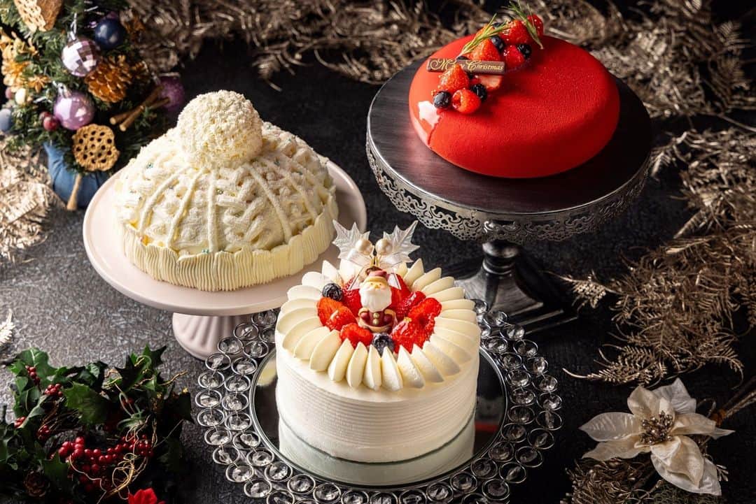 ヒルトン名古屋さんのインスタグラム写真 - (ヒルトン名古屋Instagram)「クリスマスケーキご予約受付中🎄  今年はホテルメイドのホールケーキで 大切な方々と特別なホリデーシーズンを✨  ふわふわのニット帽型の「ホワイトクリスマスビーニー」は毛糸状の純白のクリームの中に、ビーツをたっぷり使ったヒルトン発祥のレッドベルベットケーキ。  限定80個のご用意となりますので、ご予約はお早めに。  詳細・ご予約は @hiltonnagoya よりご覧ください。  #ヒルトン名古屋 #ホワイトクリスマスビーニー #クリスマス #クリスマスケーキ #カフェ33 #hiltonnagoya #ヒルトンスイーツ #スイーツ #クリスマススイーツ #伏見カフェ」10月21日 20時30分 - hiltonnagoya
