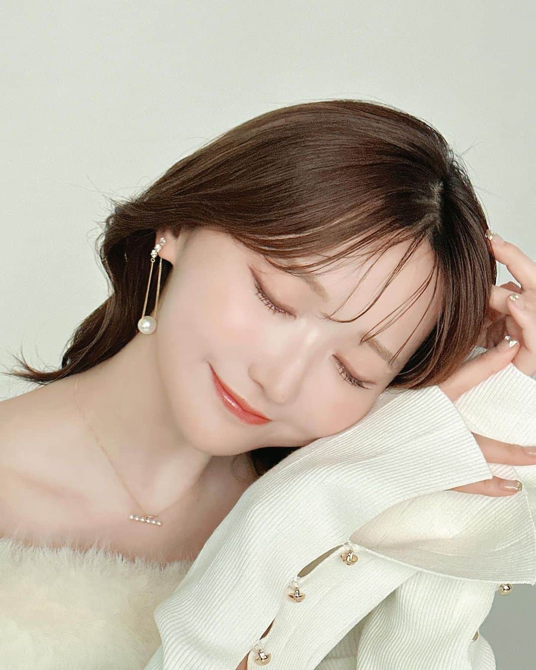 菅野結以さんのインスタグラム写真 - (菅野結以Instagram)「まるでもち 🐻‍❄️ ⁡ きょうは朝からPECHE撮影 の、おふしょ ⁡ snow whiteなトップスとジュエリーは new @crayme_official ♡ ♡ ♡ あと数日 ⁡ #PECHE #crayme #shooting」10月21日 20時30分 - yui_kanno
