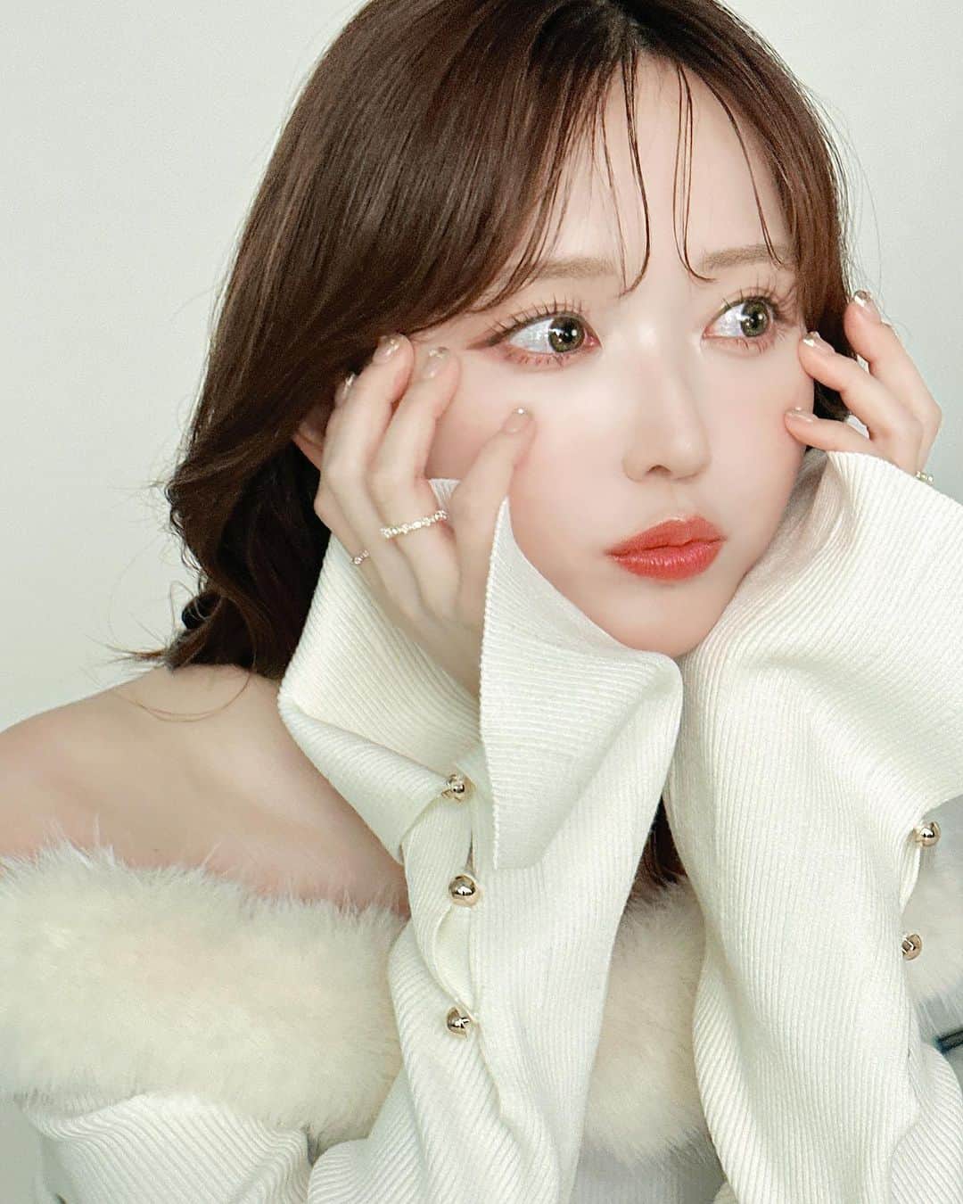 のインスタグラム：「まるでもち 🐻‍❄️ ⁡ きょうは朝からPECHE撮影 の、おふしょ ⁡ snow whiteなトップスとジュエリーは new @crayme_official ♡ ♡ ♡ あと数日 ⁡ #PECHE #crayme #shooting」