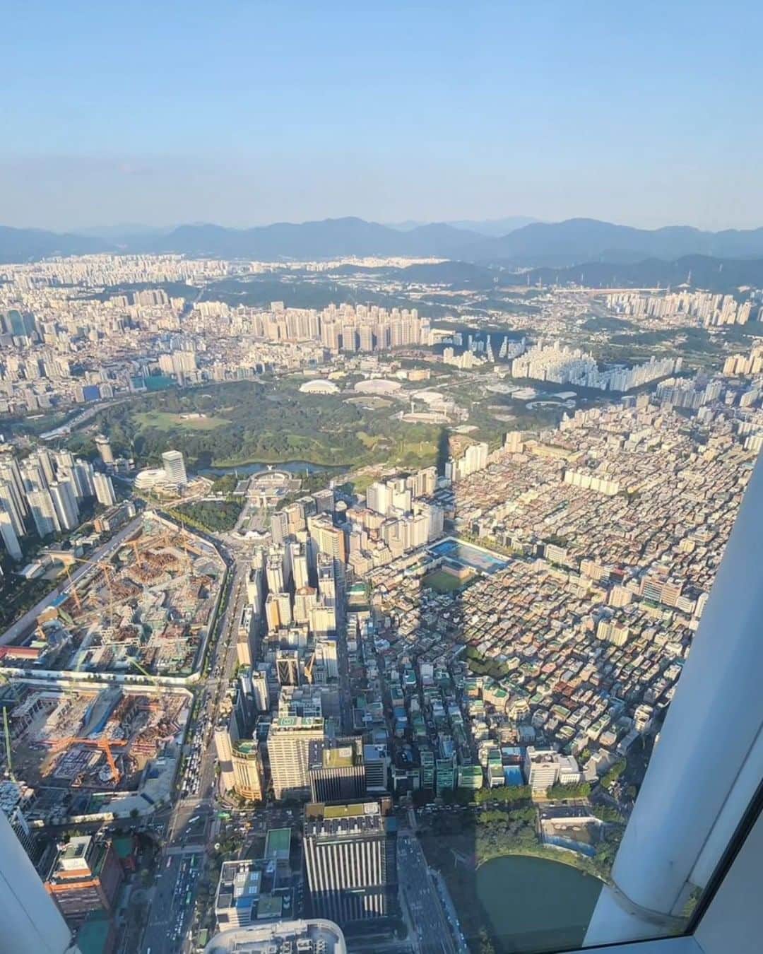 アシアナ航空日本地域公式アカウントさんのインスタグラム写真 - (アシアナ航空日本地域公式アカウントInstagram)「𝗦𝗲𝗼𝘂𝗹 𝗦𝗸𝘆☁️  ┈┈┈┈┈┈┈┈┈┈ ロッテワールドタワー展望台の「ソウルスカイ」  地上約500mの韓国で１番高い展望台から 昼と夜、四季折々で変わるソウルの街を一望できます。  スカイデッキでは 床の一部が強化ガラスで作られた 足元が透けて地上が見える展望スペースも！ とってもスリル満点です。  🎟️アシアナ航空の搭乗券で ソウルスカイの入場料が10%OFFに！（韓国国外からのお客様のみ）  🛫 マジックボーディングパスは アシアナ航空の搭乗券を提示すれば世界の主要都市の 多様な提携場所の割引を受けることのできるプログラムです。  📌詳しいマジックボーディングパス情報は ハイライト[NOTICE] or 公式HPからご確認ください。  📸@jintooyu @yc_pon_1106 @tommie0123 mmoeomm @rtoodyu    ┈┈┈┈┈┈┈┈┈┈   #アシアナ航空 #アシアナ #ASIANA #asianaair #asianaairline #OZ #Flyasiana #韓国 #korea #韓国旅行 #✈️ #ロッテワールドタワー #ソウルスカイ #seoulsky #ソウル観光」10月21日 20時30分 - asiana.jp_official
