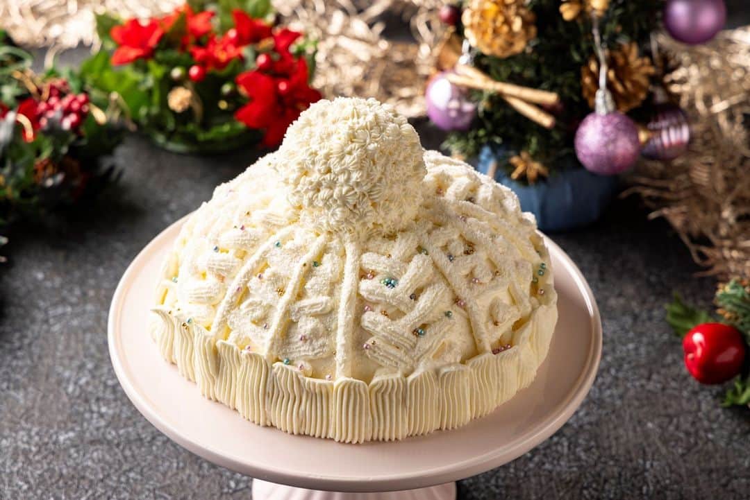 ヒルトン名古屋のインスタグラム：「クリスマスケーキご予約受付中🎄  今年はホテルメイドのホールケーキで 大切な方々と特別なホリデーシーズンを✨  ふわふわのニット帽型の「ホワイトクリスマスビーニー」は毛糸状の純白のクリームの中に、ビーツをたっぷり使ったヒルトン発祥のレッドベルベットケーキ。  限定80個のご用意となりますので、ご予約はお早めに。  詳細・ご予約は @hiltonnagoya よりご覧ください。  #ヒルトン名古屋 #ホワイトクリスマスビーニー #クリスマス #クリスマスケーキ #カフェ33 #hiltonnagoya #ヒルトンスイーツ #スイーツ #クリスマススイーツ #伏見カフェ」