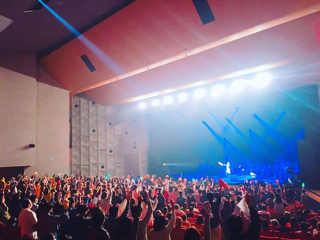 安達勇人のインスタグラム：「✨BLUE EARTH MUSIC FEST 2023 IN MITO✨ 今日は最高の景色をありがとうございましな☺️✨ 2019年ぶりに思い入れのあるホールにただいま出来てすごく嬉しかったです✨ ご来場頂いたファンの皆様！ 来れなくても全国から応援してくれた皆様！ 初めましての皆様！ 本当にありがとうございました✨ 今日も音楽が繋いでくれた一期一会と感謝を込めてこれからも一緒に夢叶えていきましょう💓  ✨たとえば、君がいるだけで✨  明日は一部12:30と二部15:30からいば飯ステージに出演します！ みんなで明日は外のいば飯ステージ盛り上げてオレンジ畑を作りましょう(*^^*)🔥 観覧無料なので是非いらしてくださいね！ さらに明日はいば飯盛り上げるべく急遽ADACHI HOUSE DRIVE INにて11時半から安達勇人一日店長〜いばめし盛り上げ隊〜開催します！  最高に楽しみましょ😋  今日も一日お疲れ様でした‼️  #BEMF2023 #いばめし」