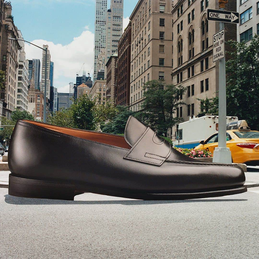 ジョンロブのインスタグラム：「The house is pleased to announce its arrival to 700 Madison Avenue on October 27, and is looking forward to welcome you to discover its new Flagship store in New York . #johnlobb @sk8rmom420 @officebenganz @aliciasciberras_ @anastasiade」