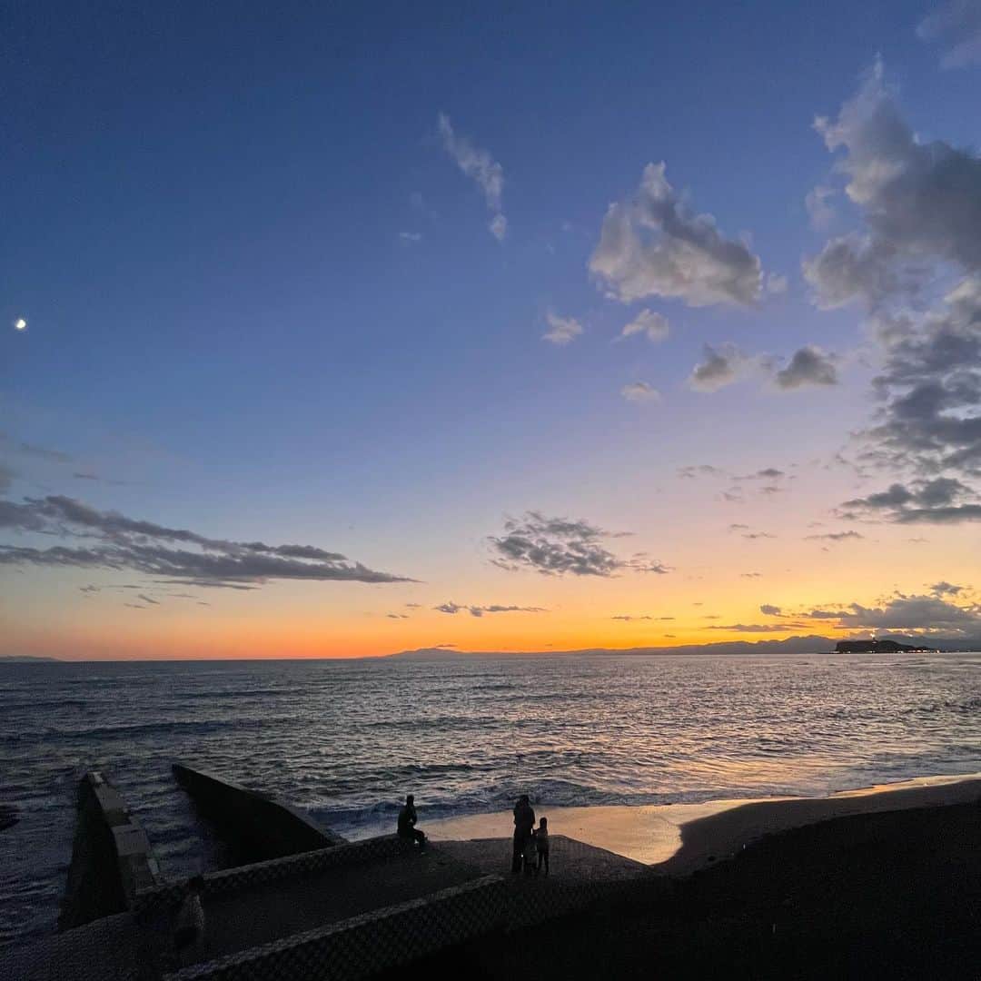 クリス智子さんのインスタグラム写真 - (クリス智子Instagram)「今日はまた一段ときれいでした！ 太陽と月と海と風と草と空と雲と波と声と。  #鎌倉」10月21日 20時31分 - chris_tomoko