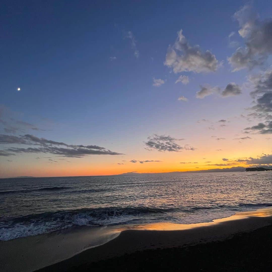 クリス智子さんのインスタグラム写真 - (クリス智子Instagram)「今日はまた一段ときれいでした！ 太陽と月と海と風と草と空と雲と波と声と。  #鎌倉」10月21日 20時31分 - chris_tomoko