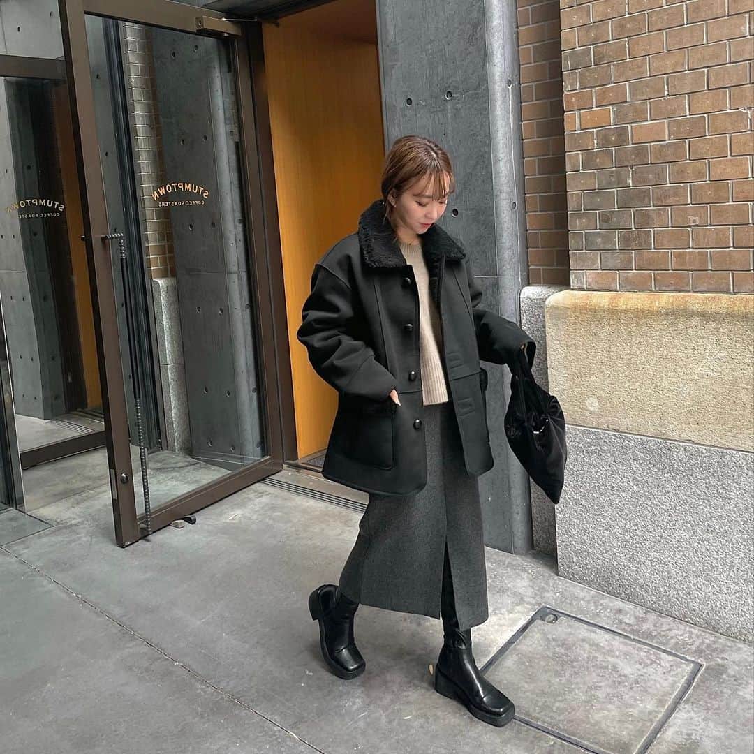 saanaaeのインスタグラム：「お気に入りすぎてるouter~  特にBoa mustangはカジュアルすぎず着れるところが ほんまに気に入っている🥹 (ほんでめちゃくちゃ軽いのも🤟🏻) handmade gown coatは今年は私はblack推しかな🖤  昨日から冬の新作とともに early winter eventがはじまりました~⛄️ (この期間のみouter 10%off !!)  是非見てみてくださいねっ✍🏻 @nuebyas__  #NUEbyas」