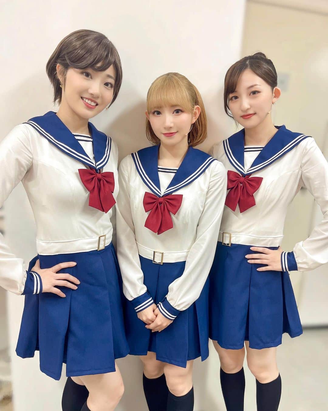 のインスタグラム：「#かげきしょうじょ 本日も2公演ありがとうございました✨️ 配信の画質良すぎませんか…！？😳 あとでアーカイブしっかり見直します😎 明日は千秋楽。悔いのないよう出し切ります。 本科生3人でパシャリ✌️ グッズのアクスタとも写真撮ってみたよ〜🌹 #舞台かげき #野島聖」
