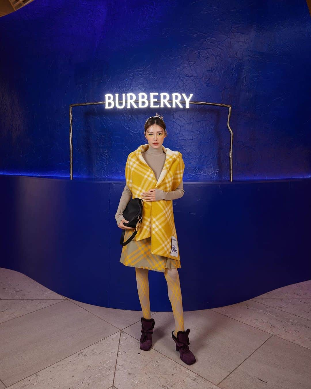 Elva Niのインスタグラム：「Love how Daniel Lee blends the brand's heritage with his signature minimalist and contemporary approach🪽 @burberry #burberry #遠距離看到女神滿眼都是心心😍」