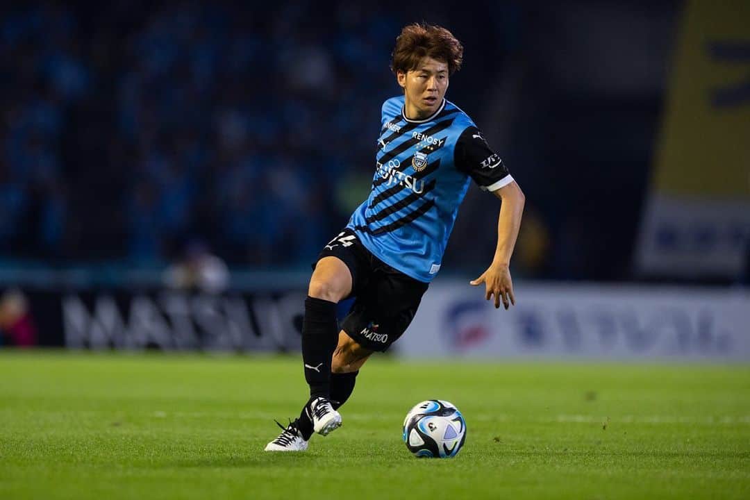 脇坂泰斗のインスタグラム：「ホーム福岡戦  コレが等々力劇場！！ 雰囲気最高でした👍  試合後帽子被る際にあなたはコレと👑持ってきたスタッフ、抜けめないなぁ  火曜日のパトゥム戦もしっかり勝てるように、チーム全員でいい準備します！  #川崎フロンターレ #frontale」