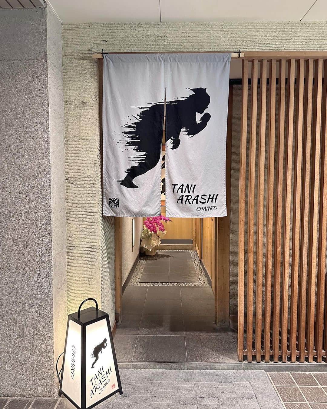 山根千佳さんのインスタグラム写真 - (山根千佳Instagram)「. . 先日 @taniarashi.roppongi さんへ🏃‍♂️  これまでお仕事でもプライベートでも 色々なちゃんこ鍋をいただいてきたけど、 松茸ちゃんこは初めてでした😋  牛肉と松茸とお野菜に美味しいお出汁が 染み込んでいてお上品な味でした◎ 季節限定のメニューだそうです！！！  谷嵐関は大分出身だったので、 お店には九州料理が沢山ありました。 ちゃんこ鍋以外のメニューも豊富で どれも美味しすぎました！！！  九州場所が待ち遠しい🥹♡ . . #ちゃんこ #ちゃんこ鍋 #ちゃんこ谷嵐  #谷嵐 #六本木 #六本木グルメ #六本木ディナー  #相撲 #大相撲 #鍋 #鍋料理 #山根千佳」10月21日 20時44分 - yamane_chika