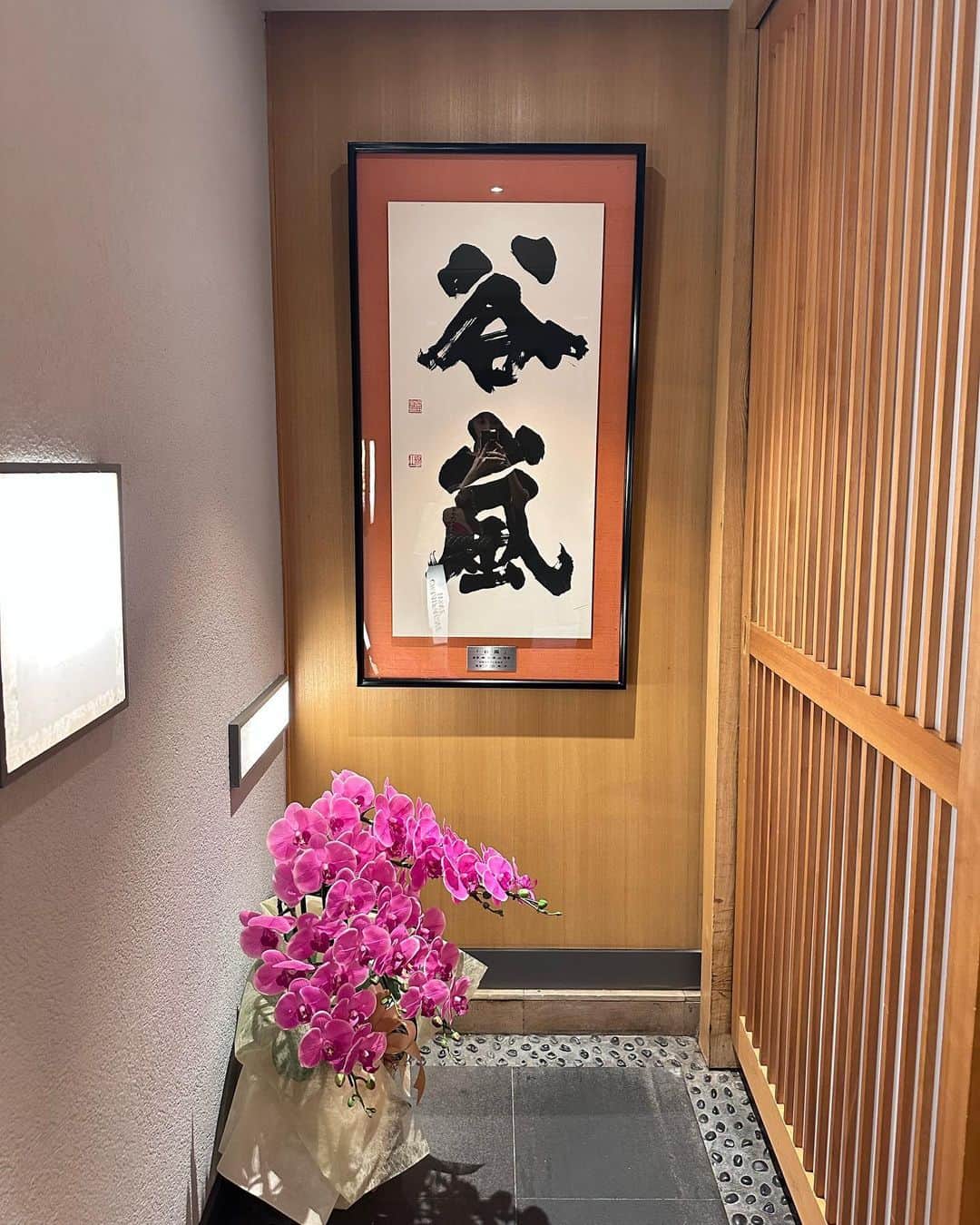 山根千佳さんのインスタグラム写真 - (山根千佳Instagram)「. . 先日 @taniarashi.roppongi さんへ🏃‍♂️  これまでお仕事でもプライベートでも 色々なちゃんこ鍋をいただいてきたけど、 松茸ちゃんこは初めてでした😋  牛肉と松茸とお野菜に美味しいお出汁が 染み込んでいてお上品な味でした◎ 季節限定のメニューだそうです！！！  谷嵐関は大分出身だったので、 お店には九州料理が沢山ありました。 ちゃんこ鍋以外のメニューも豊富で どれも美味しすぎました！！！  九州場所が待ち遠しい🥹♡ . . #ちゃんこ #ちゃんこ鍋 #ちゃんこ谷嵐  #谷嵐 #六本木 #六本木グルメ #六本木ディナー  #相撲 #大相撲 #鍋 #鍋料理 #山根千佳」10月21日 20時44分 - yamane_chika
