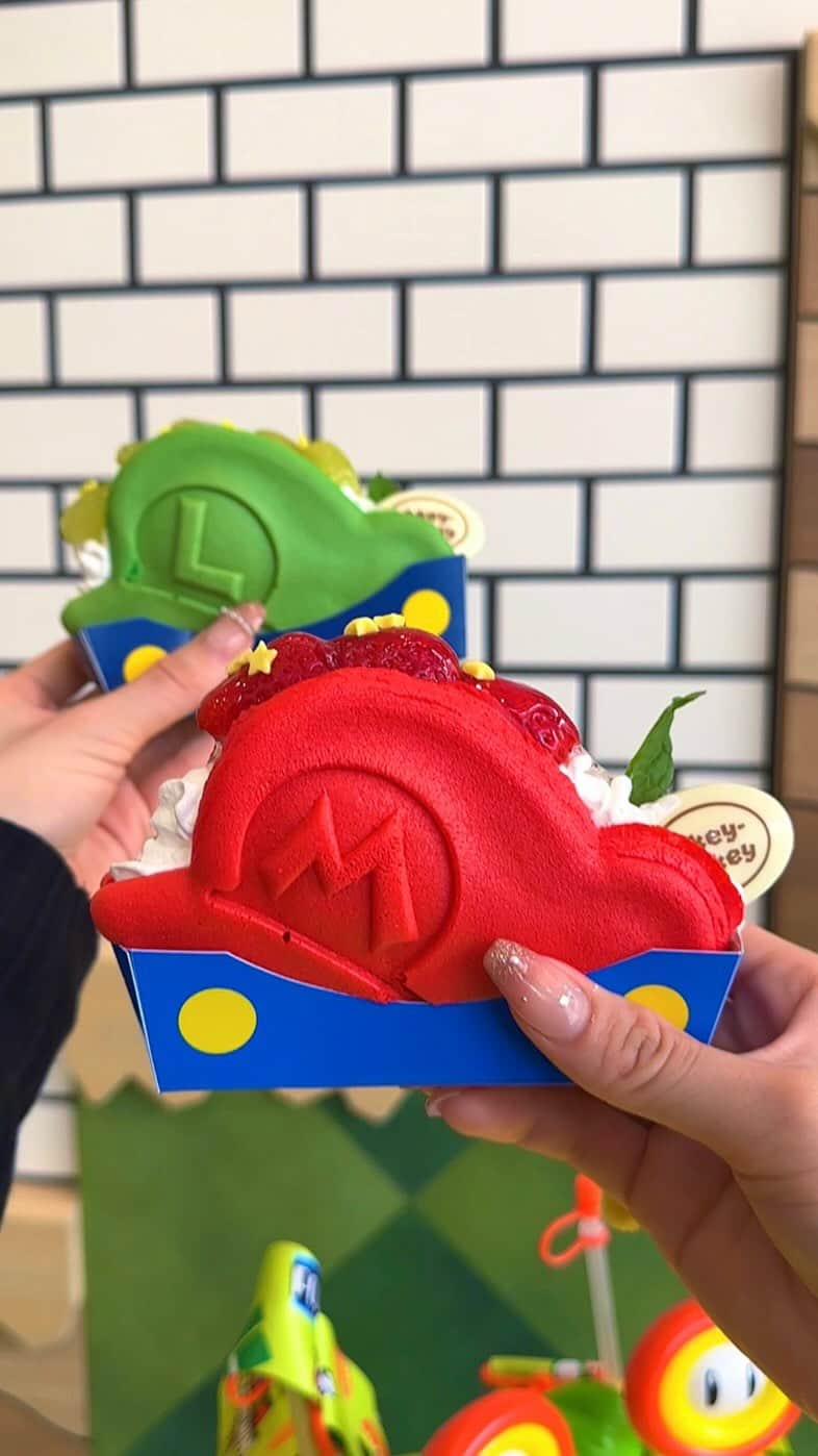 のインスタグラム：「⛑ユニバおすすめマリオフードまとめ9選⛑ ㅤㅤㅤㅤㅤㅤㅤㅤㅤㅤㅤㅤㅤ 大阪旅行行く前にぜひ見て保存しておいてほしい！  前半5品はニンテンドーワールド内にあるキノピオカフェで食べれる🍄  ①照り焼きチキン&スーパースターライス ②マッシュルームスープ ③ハテナブロックティラミス ④スーパーキノコピッツァボウル ⑤ゴールポールケーキ ⑥マリオ&ルイージパンケーキサンド ⑦スターポップコーンケース ⑧ファイアフラワードリンクボトル ⑨こうらの焼きそばチーズパン  #ユニバ #usj #マリオ #mario #osaka #japan  #ユニバーサルスタジオジャパン #ユニバフード #大阪グルメ #大阪カフェ #大阪ランチ #大阪観光 #大阪旅行 #大阪 #カフェ巡り #カフェ好きな人と繋がりたい #ごはん記録 #japantravel #japantrip #instafood #japanesefood」
