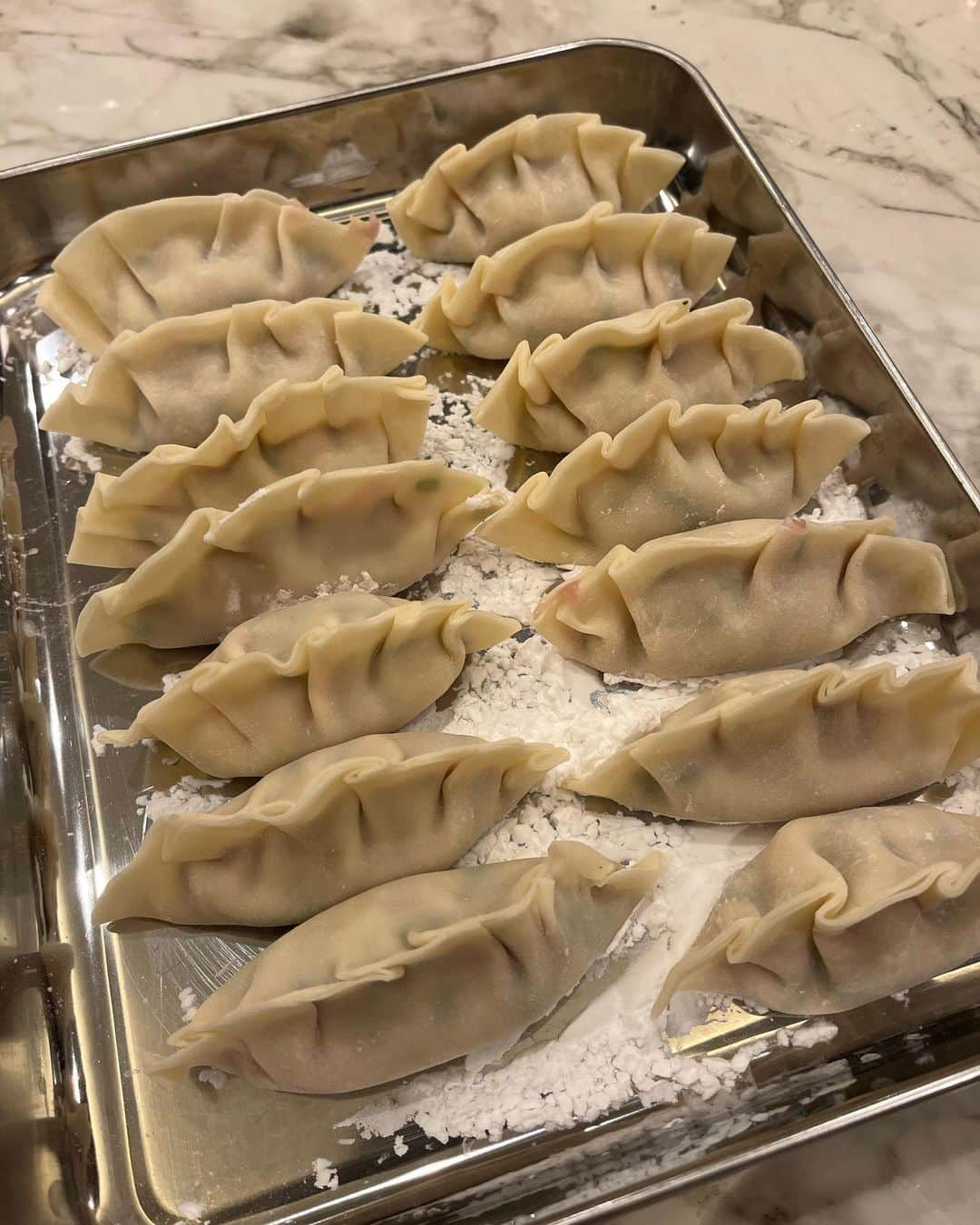 山口もえさんのインスタグラム写真 - (山口もえInstagram)「・  餃子作りのために豚ひき肉を 買ったつもりが合い挽き肉だった。笑 豚ひき肉を買い足して 合い挽き肉はハンバーグにして 餃子は長男と包んだ🥟 器用な長男が作ってくれた餃子は 私が包んだものとほとんど変わらない 何なら私が包んだ餃子は 具が飛び出ている。笑 家族皆が参戦して にぎやかなキッチンになった🍳 なんて平和な週末なんだ 今日は怒らずにすみそうです。笑 皆さまも笑顔な週末を♡♡♡  #晩ごはん #家族  #餃子  #ハンバーグ  #あっという間 に #完食」10月21日 20時38分 - moe_yamaguchi0611