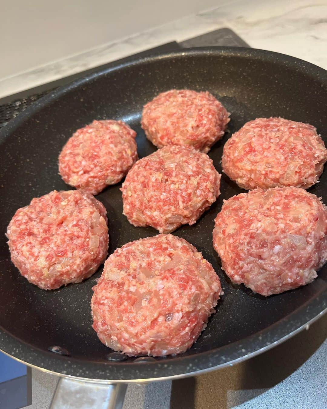 山口もえさんのインスタグラム写真 - (山口もえInstagram)「・  餃子作りのために豚ひき肉を 買ったつもりが合い挽き肉だった。笑 豚ひき肉を買い足して 合い挽き肉はハンバーグにして 餃子は長男と包んだ🥟 器用な長男が作ってくれた餃子は 私が包んだものとほとんど変わらない 何なら私が包んだ餃子は 具が飛び出ている。笑 家族皆が参戦して にぎやかなキッチンになった🍳 なんて平和な週末なんだ 今日は怒らずにすみそうです。笑 皆さまも笑顔な週末を♡♡♡  #晩ごはん #家族  #餃子  #ハンバーグ  #あっという間 に #完食」10月21日 20時38分 - moe_yamaguchi0611