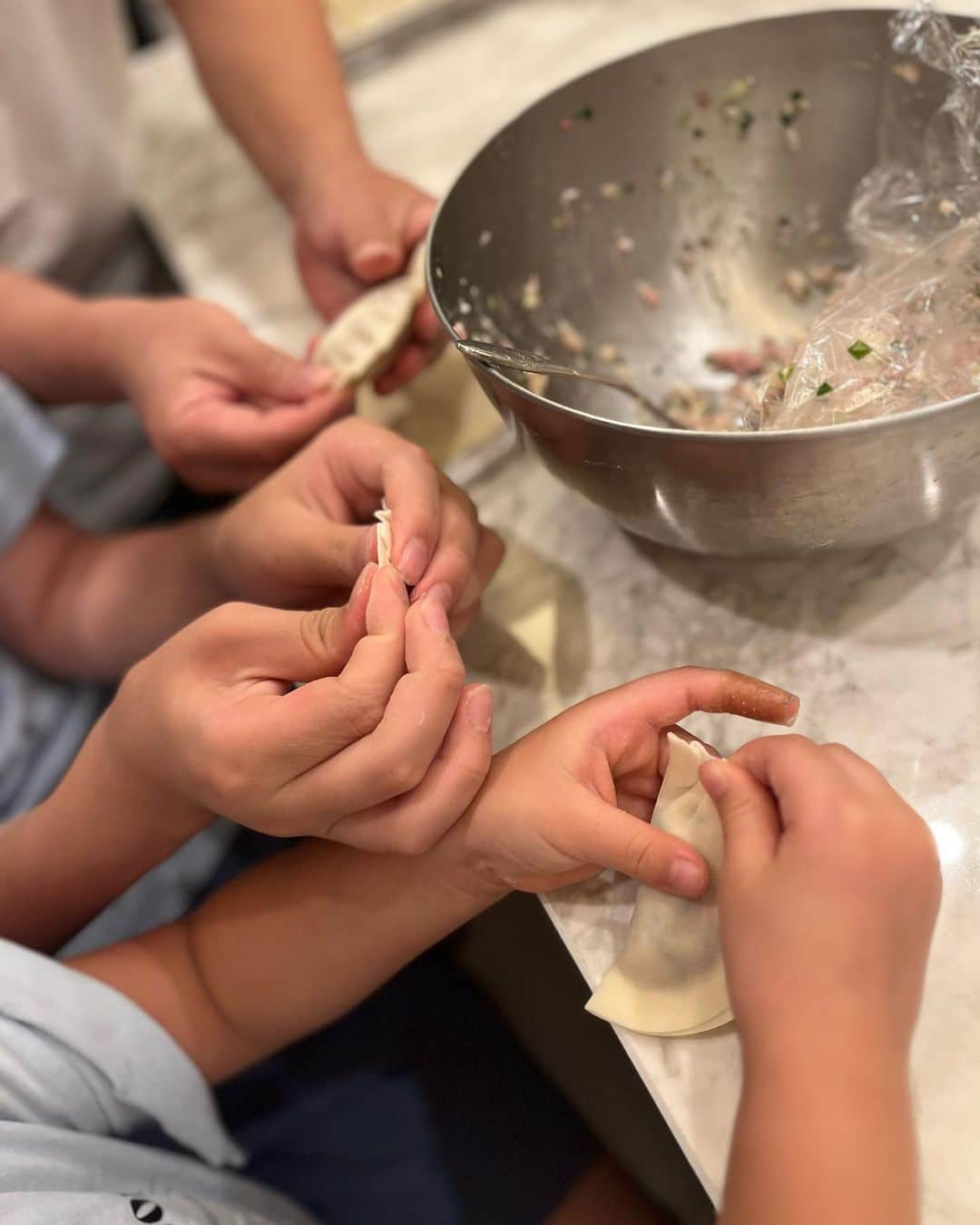 山口もえのインスタグラム：「・  餃子作りのために豚ひき肉を 買ったつもりが合い挽き肉だった。笑 豚ひき肉を買い足して 合い挽き肉はハンバーグにして 餃子は長男と包んだ🥟 器用な長男が作ってくれた餃子は 私が包んだものとほとんど変わらない 何なら私が包んだ餃子は 具が飛び出ている。笑 家族皆が参戦して にぎやかなキッチンになった🍳 なんて平和な週末なんだ 今日は怒らずにすみそうです。笑 皆さまも笑顔な週末を♡♡♡  #晩ごはん #家族  #餃子  #ハンバーグ  #あっという間 に #完食」