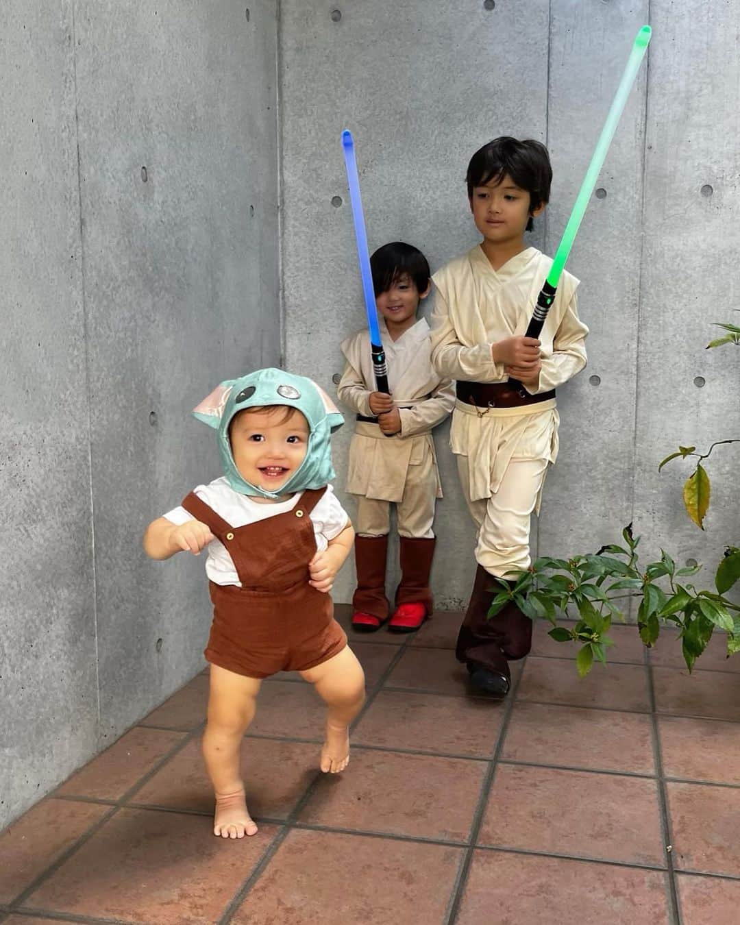 クリスティー麻里子さんのインスタグラム写真 - (クリスティー麻里子Instagram)「Two Jedis and little baby Yoda🚀」10月21日 20時38分 - christymariko