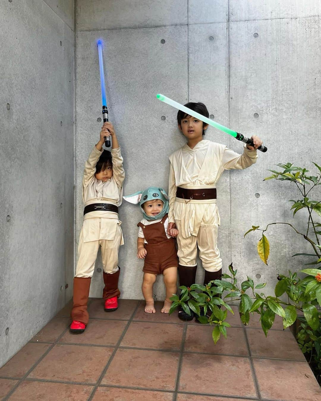 クリスティー麻里子のインスタグラム：「Two Jedis and little baby Yoda🚀」