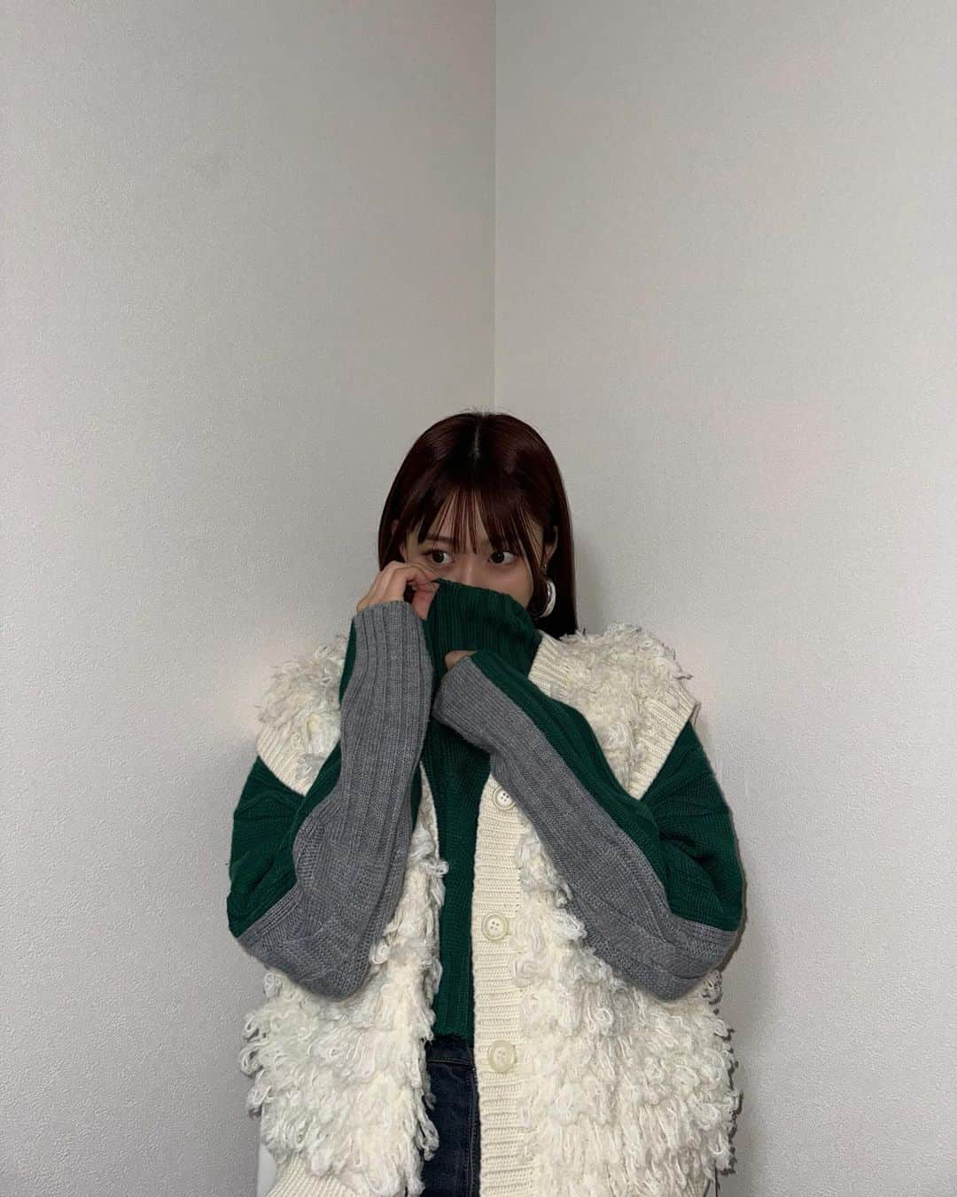 水戸由菜のインスタグラム：「・ 🐑💚🩶  本格的に寒くなってきたネ  knit: @hare_official  best: @babylone.official  pierce: @hm」