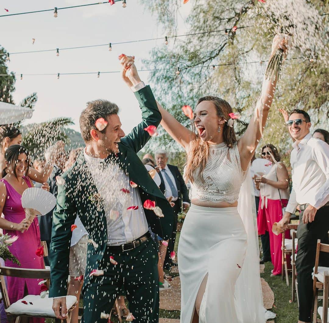 ガルシアマドリッドのインスタグラム：「Que nos gusta a nosotros una fiesta. Así los sábados son más sábados .   Boda de Luis y @sasu58  en una comunidad que nos encanta, Valencia: sol, naranjos, brisa marina, amor, risas, más amor.   Enhorabuena chicos, y gracias por poder sentir vuestro cariño en un día tan especial a través de estas fotos. Las fotos son de @boda_film  ¡Love is Love!  @garciamadrid #sastreriacontemporanea」