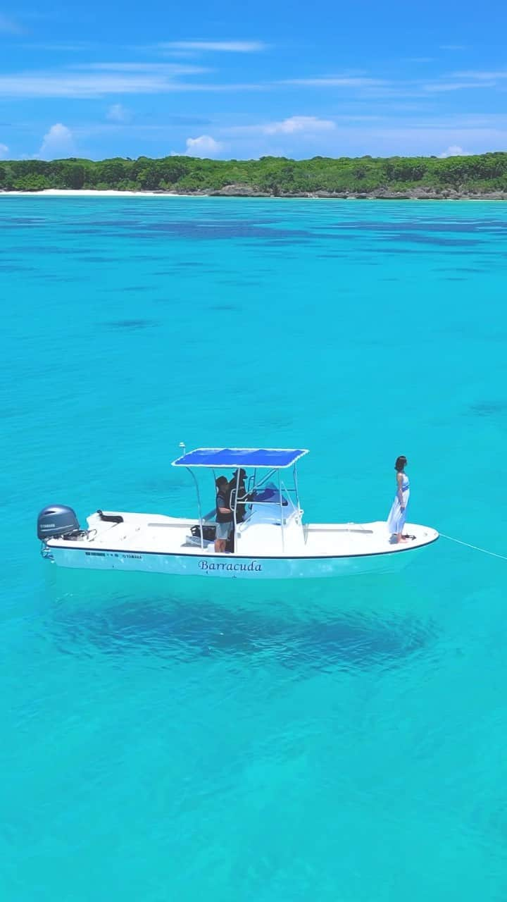 HAIMURUBUSHI はいむるぶしのインスタグラム：「小浜島・はいむるぶしから癒しの風景をお届けします。 世界有数の透明度を誇る八重山諸島の海… 国内最大のサンゴ礁の海では、白い砂地の遠浅があり、そのポイントでは船が宙に浮いたような絶景に出会えます。 ここにしかない、美しい景色をお楽しみいただけます。 #沖縄 #八重山諸島 #離島 #サンゴ礁 #海 #美しい #景色 #旅行 #船 #リゾート #ホテル #はいむるぶし  #japan #okinawa #island #coral #reef #blue #sea #beautiful #scenery #boat #travel #resort #hotel #haimurubushi」