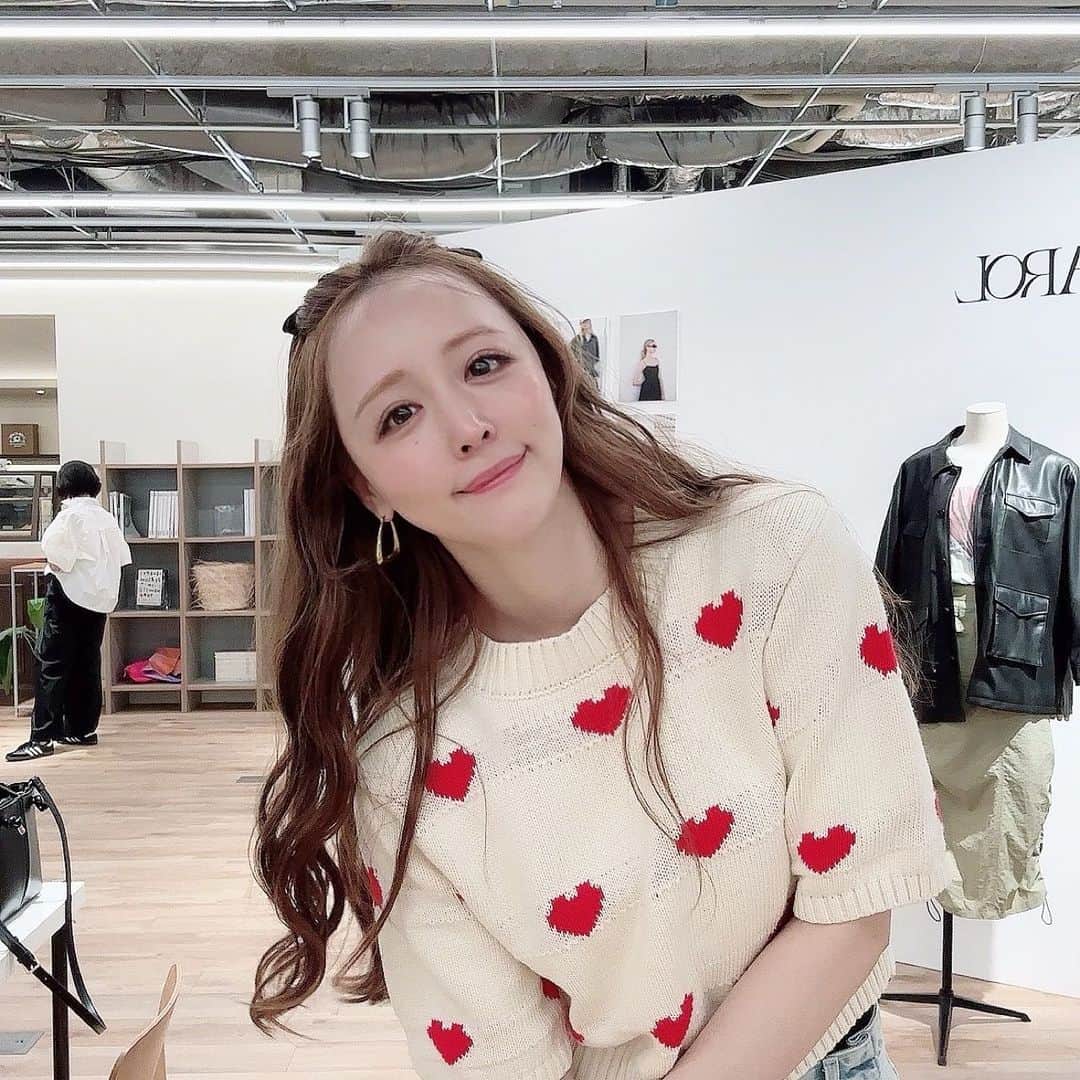 のインスタグラム：「@charol___official さんの展示会🩶  ハートトップスが 可愛すぎたよ…  @miyako_shimamura.official に のな好きそうなのあるよって連れて行ってもらった♪  秋服たくさん着ないと すぐ冬になってしまう…⛄️」