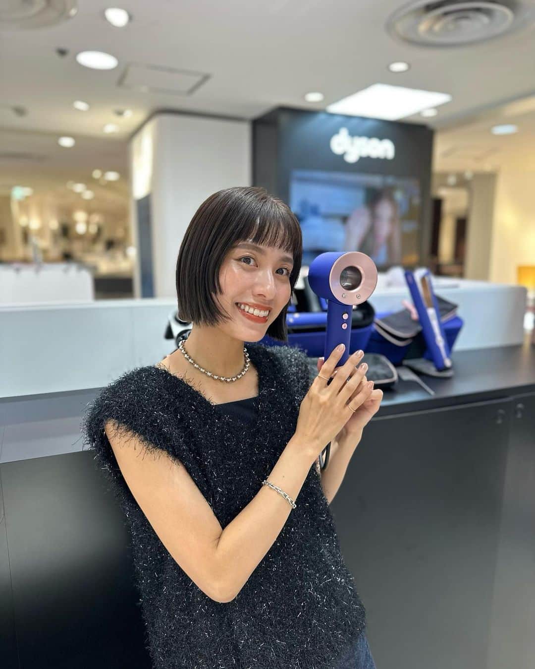 小西翼のインスタグラム：「. 9月11日（月）にリニューアルオープンした Dyson Hair大阪高島屋店に行ってきました！ 百貨店チャネルでメイン製品となっている Dyson Airwrap はブローでサラサラになり、 髪の毛が癖毛で根元から立ち上がる毛も すごく綺麗になりました🤝✨エアーで 髪の毛も綺麗なカールにしてくれるし、 すごすぎてめっちゃ欲しくなったよ🥹  Q4 Gifting campaign限定カラー、 ビンカブルーが可愛かった💜 @dysonhair_jp  #PR #ダイソンビューティー #ダイソンエアラップマルチスタイラー」