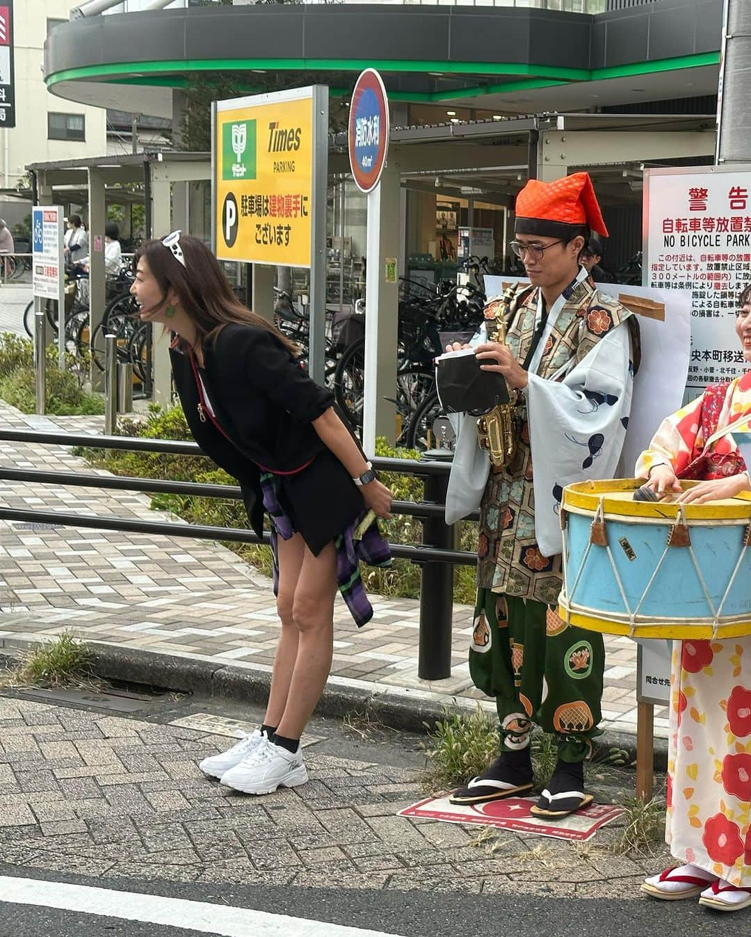 中島史恵さんのインスタグラム写真 - (中島史恵Instagram)「本日はトレカサイン会 にお越し下さり🌟 沢山ご購入下さり ありがとうございました😊 なんとファンの方に 大好きな🩵シャウエッセンも頂きましたぁ⭐️ 理由はファニコン観てね😀  その後はコンドリブーストショップオープンで 五反野に上陸‼️初めて『ちんどん屋さん』とも共演 させて頂きましたぁ💚楽しかったぁ！店長さんも体験させて頂きました😊また楽しい画像は今後上げさせて頂きますね🩵明日はavityでいつも通り１４時からのレッスンでお待ちしてます⭐️  #中島史恵 #コンドリ➕ #五反野ブーストドリンクショップ #本日オープン⭐️  Twitter改めて✖️も再開させて頂きますね🩵」10月21日 20時42分 - fumielove0614