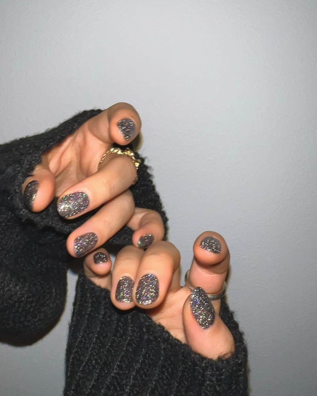 サラ・コールディのインスタグラム：「New nailお気に入り💅🏻🥹🪩✨ ベースは色付けずに黒ラメとおまかせで他にもラメ混ぜてもらって最高に可愛い😭💅🏻💕💕 Thank you @emi_noranail ☺︎」