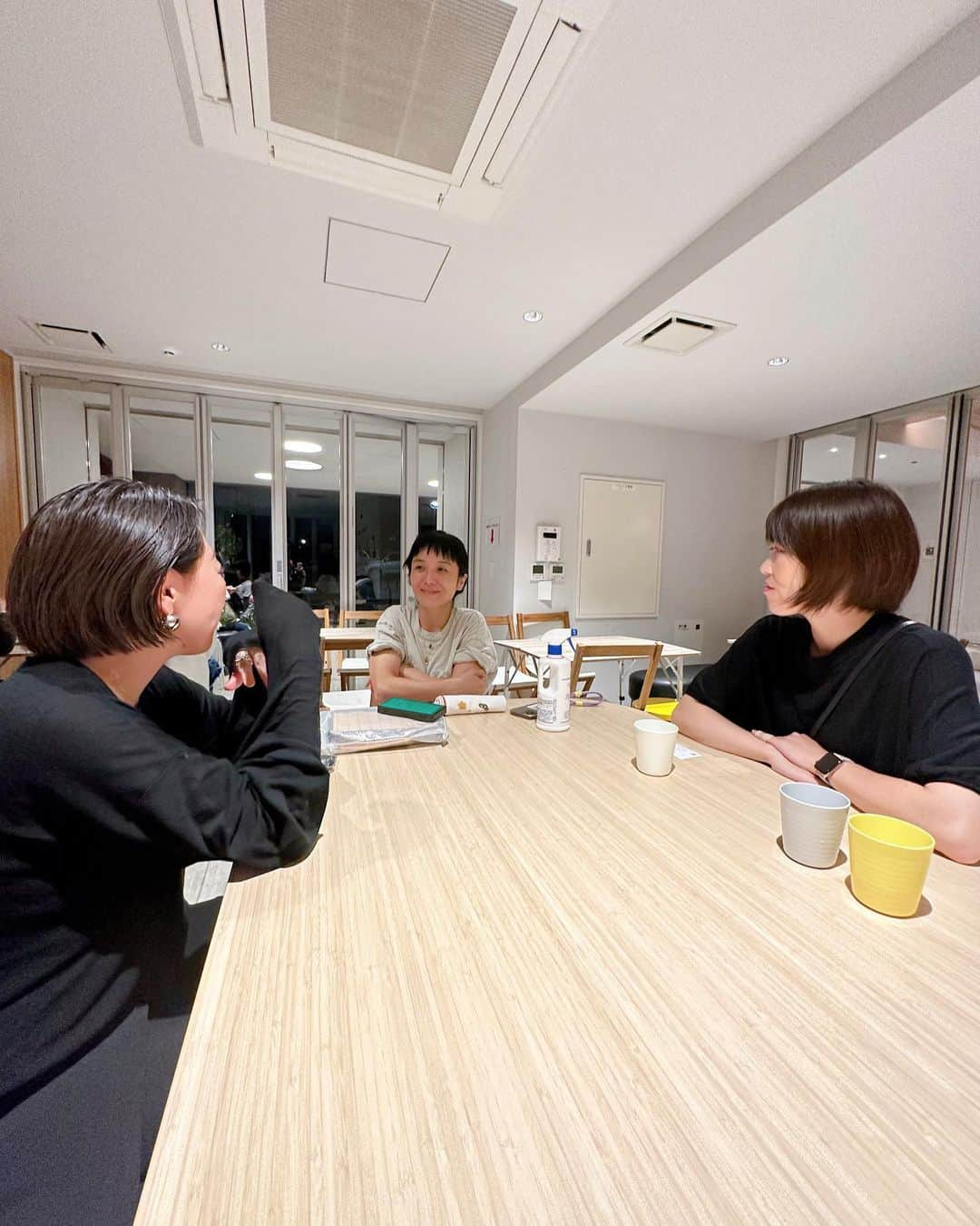 牧野紗弥さんのインスタグラム写真 - (牧野紗弥Instagram)「@kodomorainbow に夕飯を食べに行った今日。 お友達が来るまで待ってようかと次男と一緒にブランコに乗っていたら、「ご飯できたからおいでよー」と知らない子が呼びにきてくれて嬉しかった🩵 子供は無料、大人は500円。  @akikokizu66 さんを筆頭にみんながビッグスマイル✨ お腹もいっぱい、幸せもいっぱい🤭🤭🤭 閉店ギリギリまでゆっくりしちゃいました🥴 @h.r.r.insta さん、 @a_i_y_y_s さん、またぜひ行こー❣️❣️❣️」10月21日 20時53分 - makinosaya