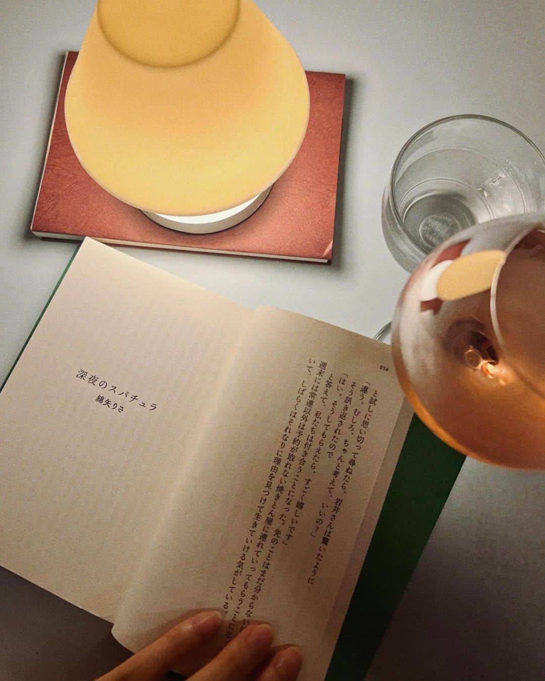 森田想のインスタグラム：「🫴🏻📙 最近はブラックよりラテを頼むことが多い、些細な変化が少し気になる。私には意味のないただの左手の指に似合う輪っか。寒々しくワインを飲みたい日常。ちょっぴり忙しない。」