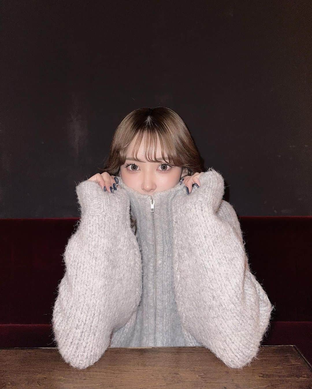 のインスタグラム：「最近寒すぎてるけどこのニットまじであったかすぎて1枚で外でれた🩶😶‍🌫️はあああニットが着れる季節ってまじでいいよね。きゅん」