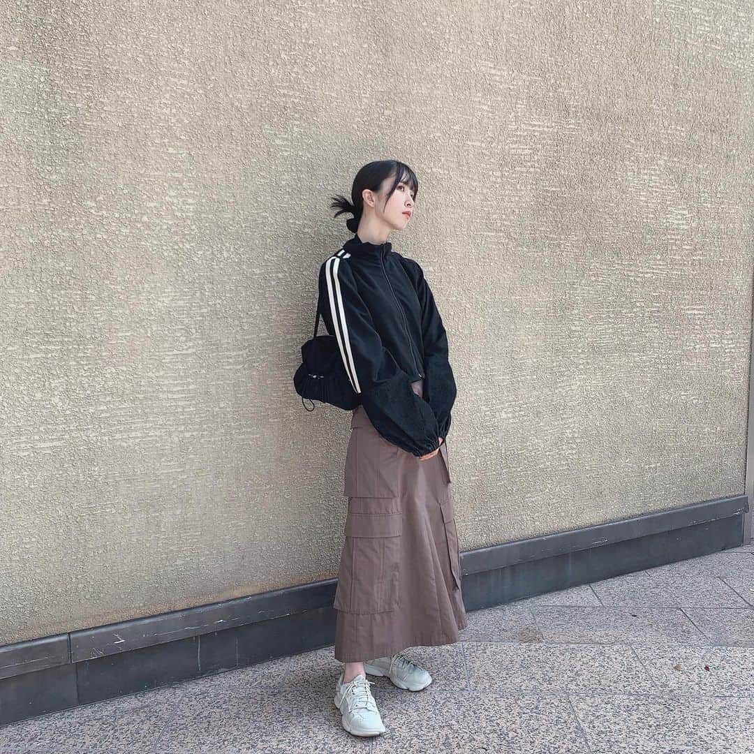 うちだゆうほのインスタグラム：「@noralily_official Cargo Long Skirt📗  大きなポケットが両サイドに２つずつ付いているのがかわいくて合わせ方や工夫次第でオールシーズン履けるスカートなのでおすすめです♡」