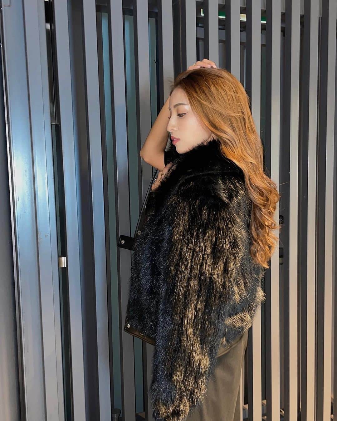 MIWAのインスタグラム：「ストーリーで好評だった🧌🤎 ㅤㅤㅤㅤㅤㅤㅤㅤㅤㅤㅤㅤㅤ ㅤㅤㅤㅤㅤㅤㅤㅤㅤㅤㅤㅤㅤ 当分エクで髪の毛伸びるの待つ🫦💭 忙しい中いつもありがとう✌🏽 @tatsunori.7 天才様様だよっ🎈 ㅤㅤㅤㅤㅤㅤㅤㅤㅤㅤㅤㅤㅤ そして少しセクシーな感じで レセプションパーティ行ってきた🪅 popupでオーダーしたアウターは  @shaggie_official 🦅❤️‍🔥 ㅤㅤㅤㅤㅤㅤㅤㅤㅤㅤㅤㅤㅤ  #ファージャケット#ロングヘアー #エクステ#シールエクステ#冬服」