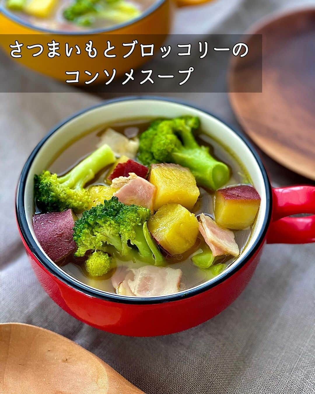 ちおりさんのインスタグラム写真 - (ちおりInstagram)「【野菜たっぷり🍠🥦】 ⁡ ⁡ ━︎━︎━︎━︎━︎━︎━︎━︎━︎━︎━︎━︎━︎━︎━︎━︎━︎━︎━︎━︎ さつまいもとブロッコリーのコンソメスープ ⁡ Nadiaレシピ🆔 467508 ━︎━︎━︎━︎━︎━︎━︎━︎━︎━︎━︎━︎━︎━︎━︎━︎━︎━︎━︎━︎ ⁡ ⁡ ⁡ 今日は、さつまいもの甘みにベーコンの塩気が よく合う、シンプルなコンソメスープを ご紹介させてください😊🥣 ⁡ 野菜はあらかじめレンジ加熱することで、 煮込み時間も短く、簡単に出来上がります。 具だくさん野菜スープで栄養も満点です👌 ⁡ 三菱電機のIHクッキングヒーター 「レンジグリルIH」の「レンジ手動」調理や 「IHヒーター」を使用した時の設定や火加減も 記載しています。 ⁡ 良かったら作ってみてください☺️ ⁡ ⁡ ⁡ __________________________________________ ⁡ ⁡ ✍︎ ✍︎recipe ✍︎ ✍︎ ⁡ ⁡ 👩‍🌾【材料】2人分 •ベーコン……………2枚（40g） •さつまいも …………1/2本（150g） •ブロッコリー………100g •オリーブオイル……大さじ1 A水………………………400㎖ Aコンソメ顆粒 ………大さじ1 •塩コショウ……………少々 ⁡ ⁡ ⁡ __________________________________________ ⁡ ⁡ ⁡ ⁡ 👩‍🍳【作り方】 ❶ベーコンは短冊切りにする。さつまいもはよく洗い、皮付きのまま約2cm角に切り水にさらす。ブロッコリーは小房に分ける。 ⁡ ❷水気を切ったさつまいもを耐熱容器に入れてふんわりとラップをし、レンジ手動＜500W＞で1分50秒加熱し、取り出す。 ⁡ ❸ブロッコリーをのせて再度ふんわりとラップをし、 さらに2分20秒加熱する。 ⁡ ❹鍋にオリーブオイル、ベーコンと❸を入れて中火 (IHヒーター火力ランプ[3～4])で1分ほど炒める。 ⁡ ❺水、コンソメ顆粒を加え、野菜がやわらかくなるまで4～5分煮る。お好みで塩、こしょうで味を調える。 ⁡ ⁡ ⁡ __________________________________________ ⁡ ⁡ ⁡ ⁡ 📝【POINT】 ・ベーコンはウインナーで代用可能です。 ・オリーブオイルはサラダ油で代用可能です。 ・さつまいもとブロッコリーは後から煮るので、 手順3のレンジ加熱後は6～7割ほど火が通っていれば大丈夫です。 ・レンジ加熱後は耐熱容器が熱くなっています。 必ずミトンをご使用ください。 ⁡ ⁡ ⁡ __________________________________________ ⁑ ⁑ ⁑ ⁑ ⁑ ⁑ ⁑ #pr #三菱電機 #三菱家電アンバサダー  #三菱家電ファンサイト #レンジグリルih   #Nadiaレシピ #Nadiaartist   #料理 #食卓 #献立 #簡単ごはん #レシピ  #簡単レシピ #節約レシピ #時短レシピ  #日々の暮らし #料理レシピ #野菜スープ   #夕飯レシピ #簡単ランチ #おつまみレシピ  #料理初心者 #スープレシピ #具沢山スープ  #ブロッコリーレシピ #さつまいもレシピ」10月21日 20時55分 - chiori.m.m