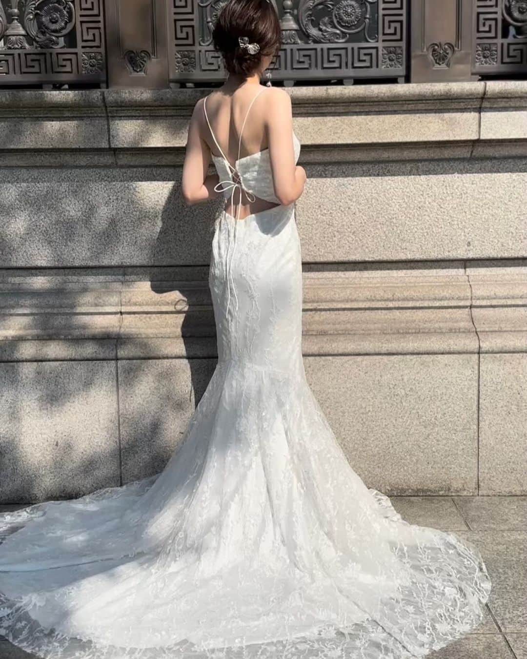 のインスタグラム：「***  "細部に仕掛ける「おしゃれなサプライズ」"  ガーデンやレストランウェディングなど、 ゲストとの距離が近いパーティーのスタイルに ぴったりの一着をご紹介   THEIA / CRANE  ゲストをハッとさせる 大胆な背中のデザインは、 何よりおしゃれなサプライズに  ミニマルなキャミソールドレスを彩る 繊細な草花をモチーフにしたビーディングは、 ガーデンに降り注ぐ自然光に優しく映える  細部にこだわったドレスだからこそ、 どんな仕草も、瞬間も美しく残してくれる  特別な一着だからこそ、 その細部の一つ一つまで愛して 身に纏って欲しい  #mirrormirror #ミラーミラー」