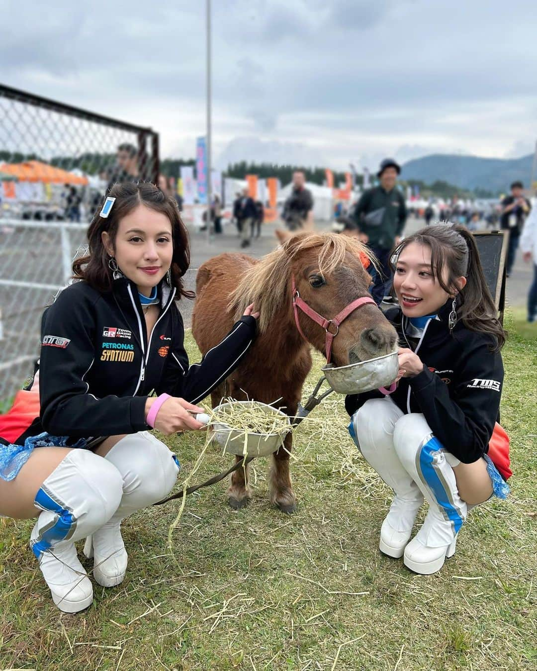 涼野はるかさんのインスタグラム写真 - (涼野はるかInstagram)「･ ･ ペピと一緒にチームの撮影で ポニーちゃんのところに遊びに行きました🐴🩵 ･ 干し草もりもり食べてくれてとっても可愛かった🥰 屋台やイベントなどなど、サーキットはレース以外にも 楽しめるポイントがたくさんあります🫶🏻 ･ ･ ･ ･ ･ ･ ･ ･ ･ ･ #オートポリス #サーキットへ行こう #レースクイーン #スーパーgt #モータースポーツ #大阪トヨペット #supergt #lmcorsa #otg #motorsports #rq #racequeen」10月21日 20時57分 - suzuno_haruka