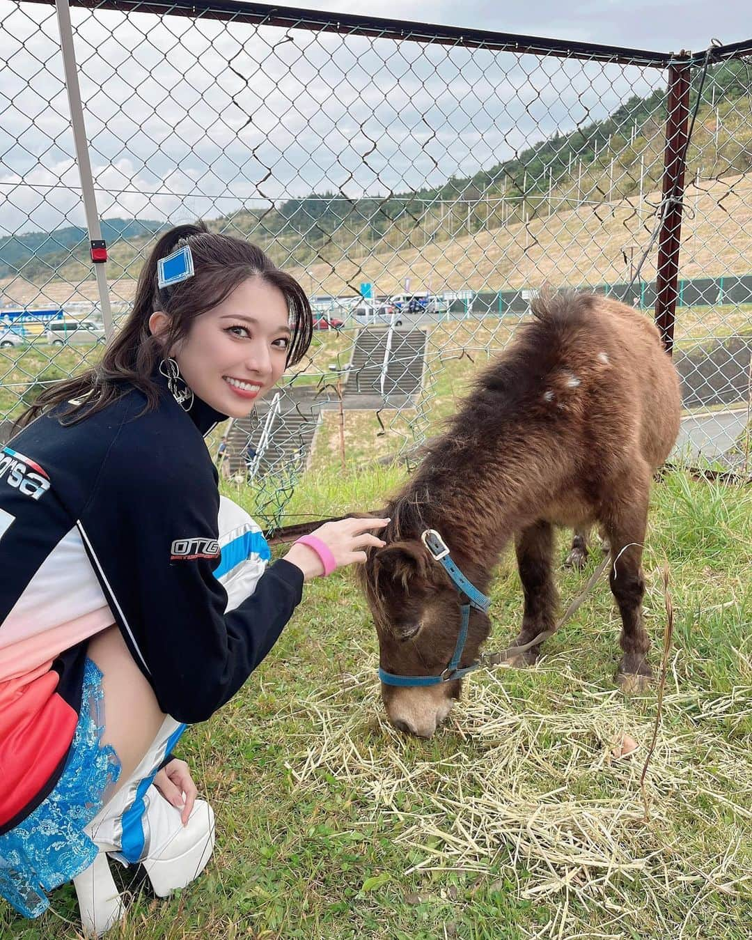 涼野はるかさんのインスタグラム写真 - (涼野はるかInstagram)「･ ･ ペピと一緒にチームの撮影で ポニーちゃんのところに遊びに行きました🐴🩵 ･ 干し草もりもり食べてくれてとっても可愛かった🥰 屋台やイベントなどなど、サーキットはレース以外にも 楽しめるポイントがたくさんあります🫶🏻 ･ ･ ･ ･ ･ ･ ･ ･ ･ ･ #オートポリス #サーキットへ行こう #レースクイーン #スーパーgt #モータースポーツ #大阪トヨペット #supergt #lmcorsa #otg #motorsports #rq #racequeen」10月21日 20時57分 - suzuno_haruka